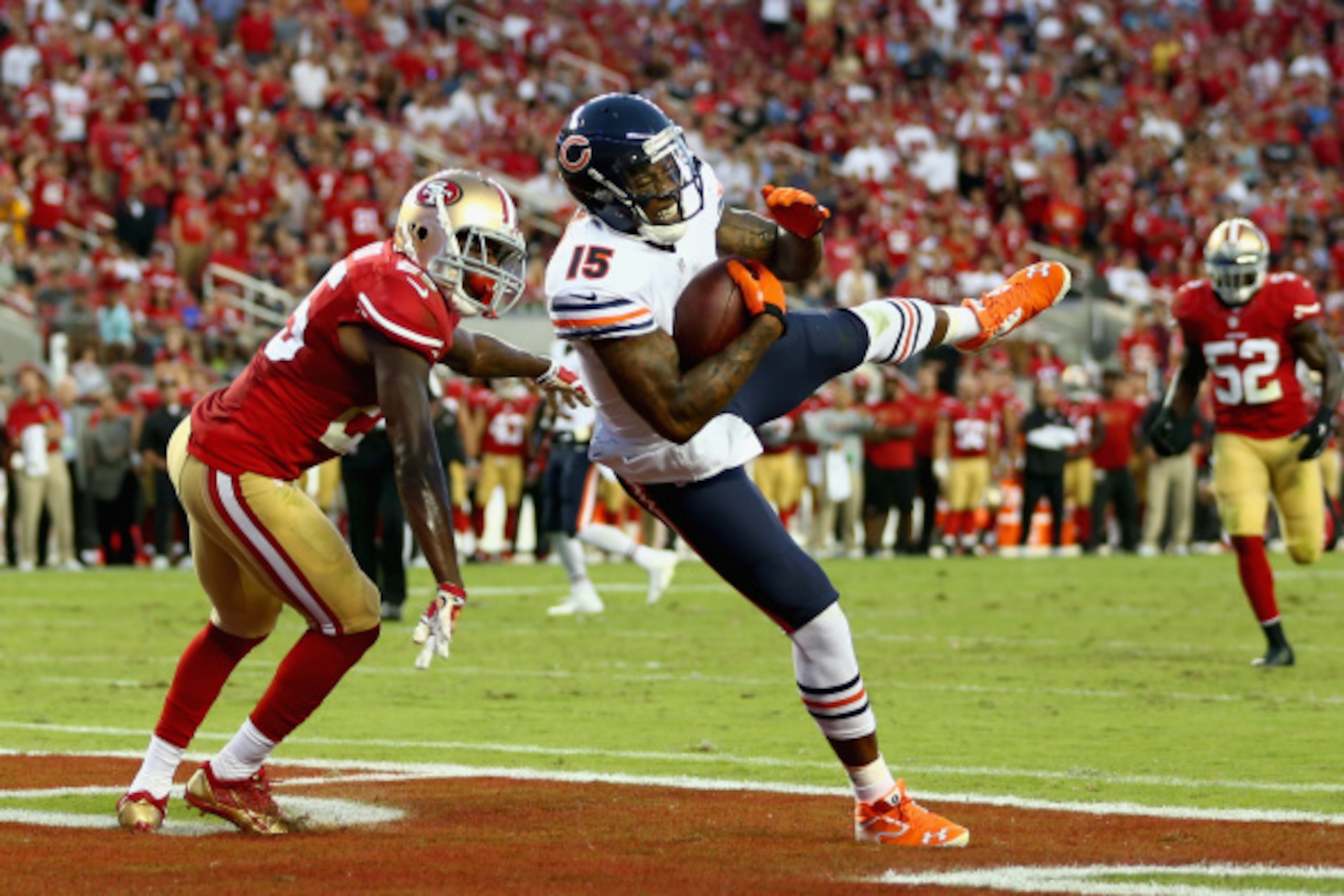 SANTA CLARA, CA - SEPTEMBER 14:  Wide receiver Brandon Marshall #15 of the Chicago Bears catches a pass for a touchdown while defended by strong safety Jimmie Ward #25 of the San Francisco 49ers in the second quarter at Levi's Stadium on September 14, 201