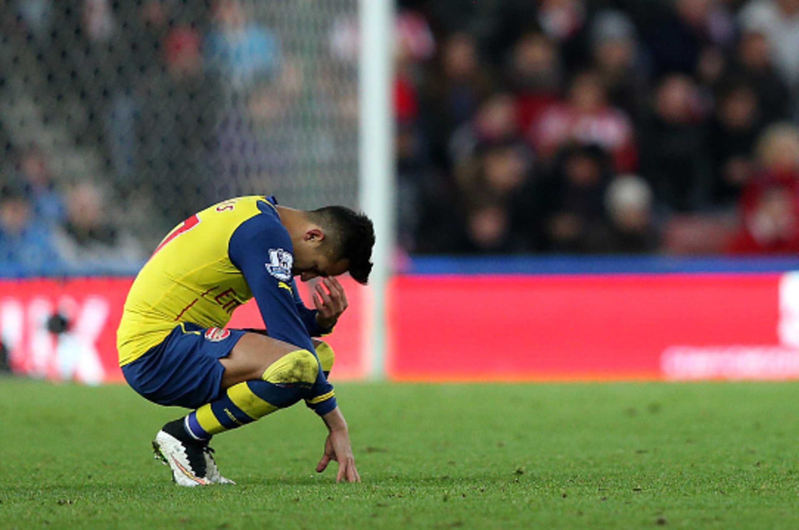 STOKE ON TRENT, ENGLAND - DECEMBER 06:  Alexis Sanchez of Arsenal looks dejected during the Barclays Premier League match between Stoke City and Arsenal  at the Britannia Stadium on December 6, 2014 in Stoke on Trent, England.  (Photo by Clive Mason/Getty