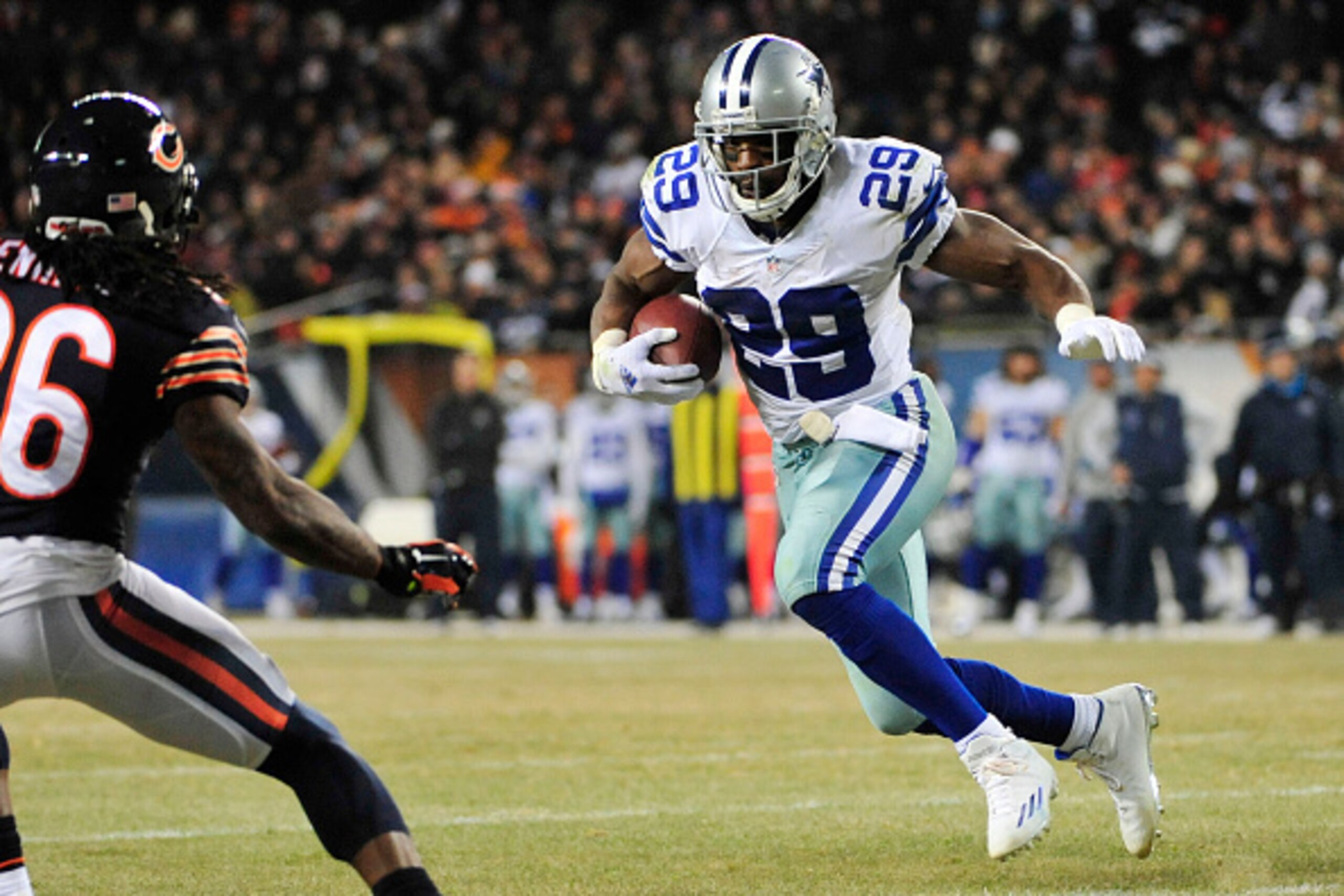 CHICAGO, IL - DECEMBER 4: DeMarco Murray #29 of the Dallas Cowboys runs the ball on Tim Jennings #26 of the Chicago Bears during the third quarter a game at Soldier Field on December 4, 2014 in Chicago, Illinois. (Photo by David Banks/Getty Images) CHICAGO, IL - DECEMBER 4: DeMarco Murray #29 of the Dallas Cowboys runs the ball on Tim Jennings #26 of the Chicago Bears during the third quarter a game at Soldier Field on December 4, 2014 in Chicago, Illinois. (Photo by David Banks/Getty Images)