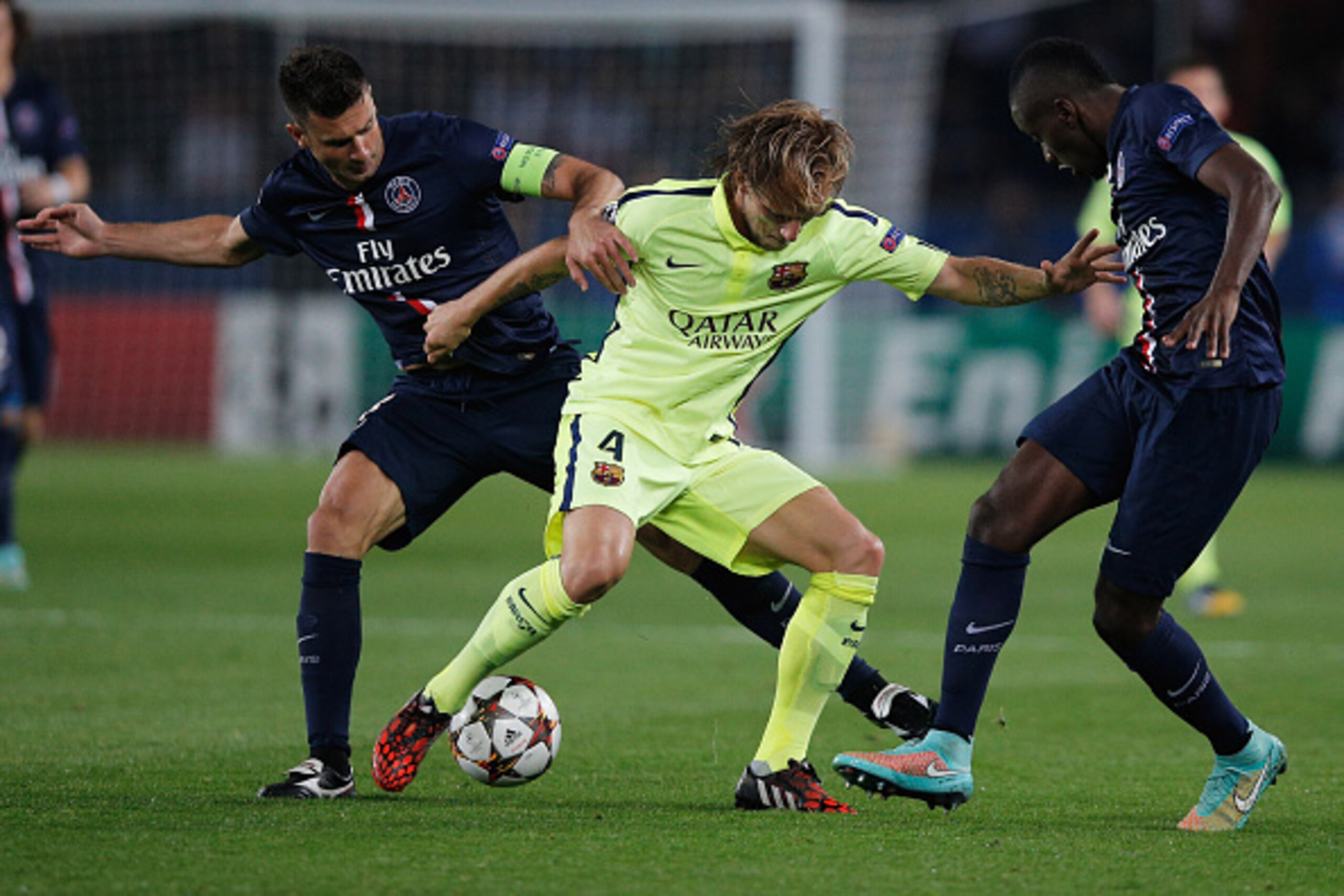 PARIS, FRANCE - SEPTEMBER 30:  Thiago Motta (L) and Blaise Matuidi (R) of PSG battle for the ball with Ivan Rakitic of Barcelona during the Group F UEFA Champions League match between Paris Saint-Germain v FC Barcelona held at Parc des Princes on Septembe