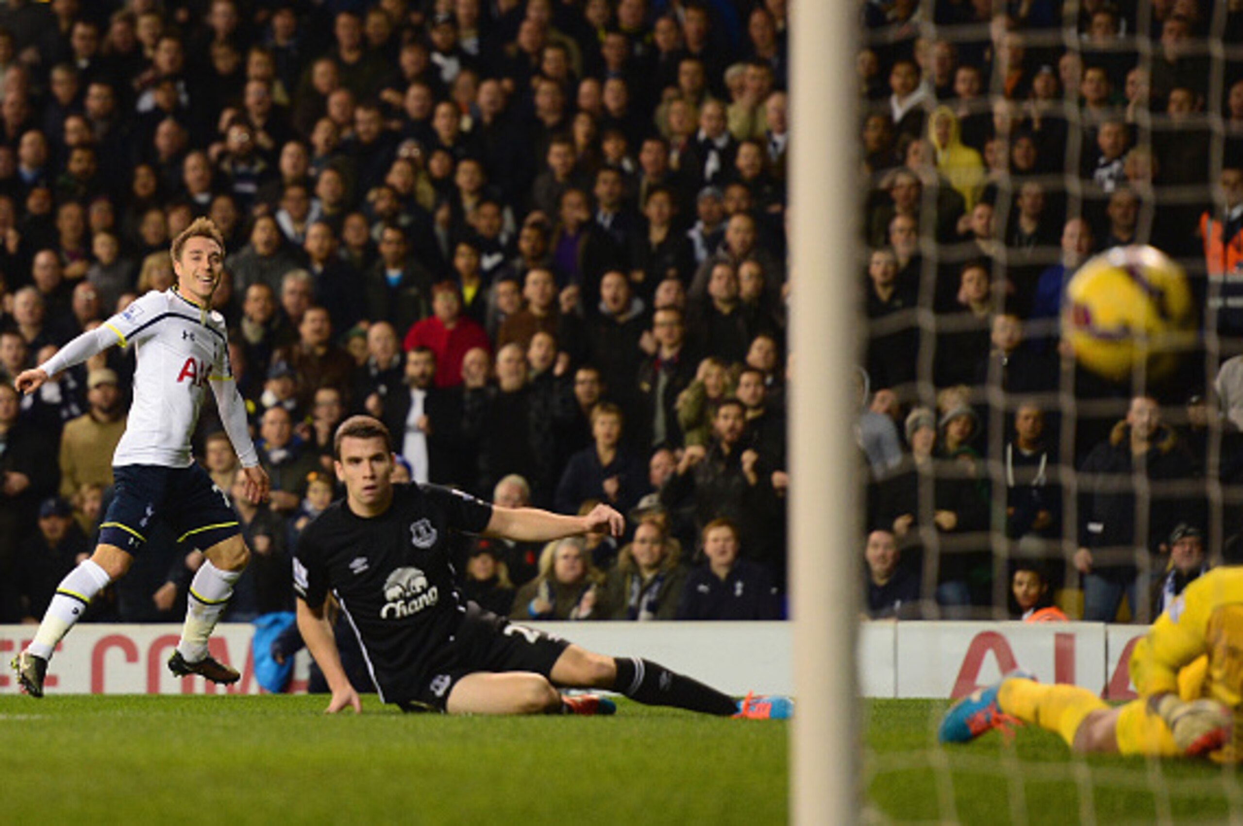LONDON, ENGLAND - NOVEMBER 30: Christian Eriksen of Spurs scores their first goal during the Barclays Premier League match between Tottenham Hotspur and Everton at White Hart Lane on November 30, 2014 in London, England. (Photo by Jamie McDonald/Getty I LONDON, ENGLAND - NOVEMBER 30: Christian Eriksen of Spurs scores their first goal during the Barclays Premier League match between Tottenham Hotspur and Everton at White Hart Lane on November 30, 2014 in London, England. (Photo by Jamie McDonald/Getty I