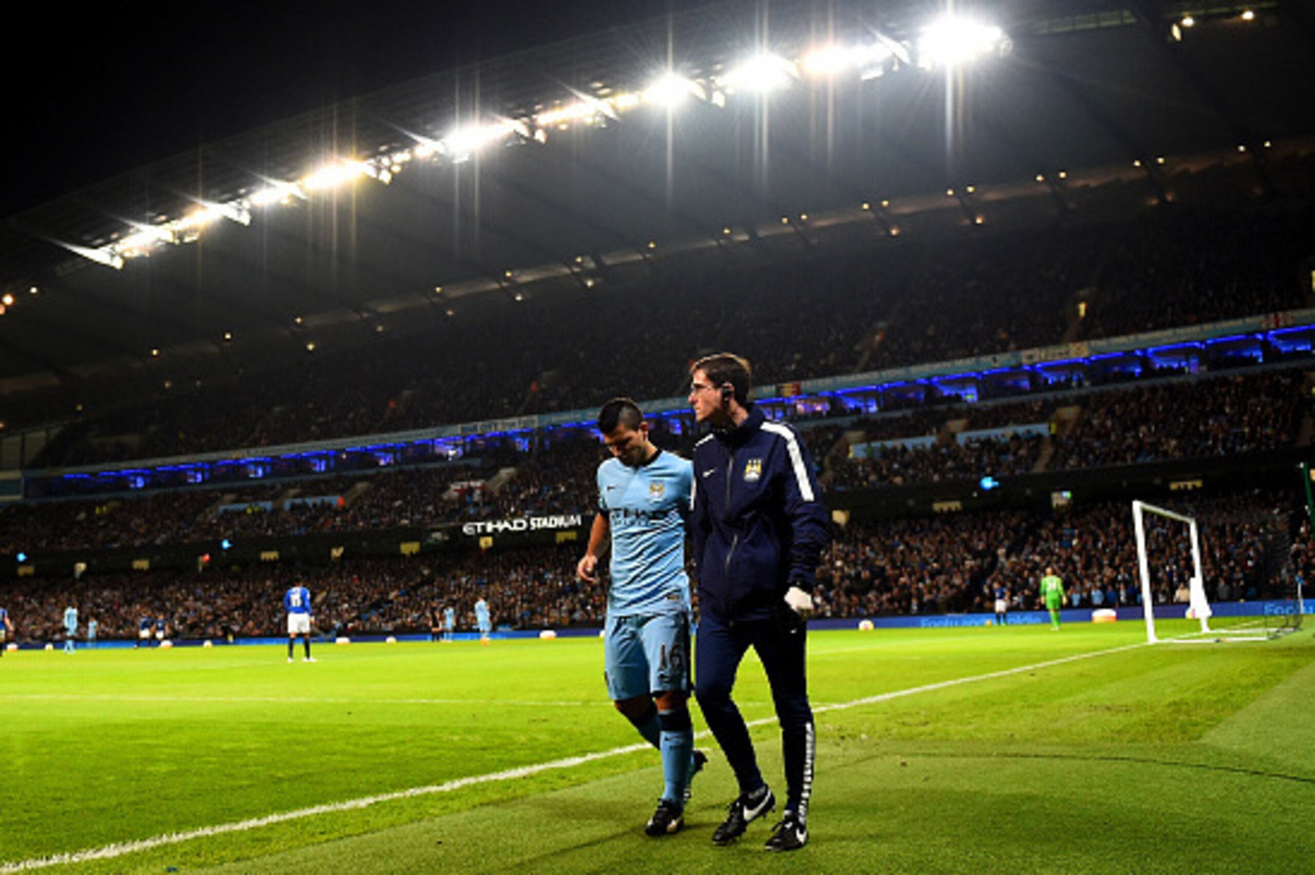MANCHESTER, ENGLAND - DECEMBER 06:  Sergio Aguero of Manchester City leaves the field injured during the Barclays Premier League match between Manchester City and Everton at Etihad Stadium on December 6, 2014 in Manchester, England.  (Photo by Laurence Gr