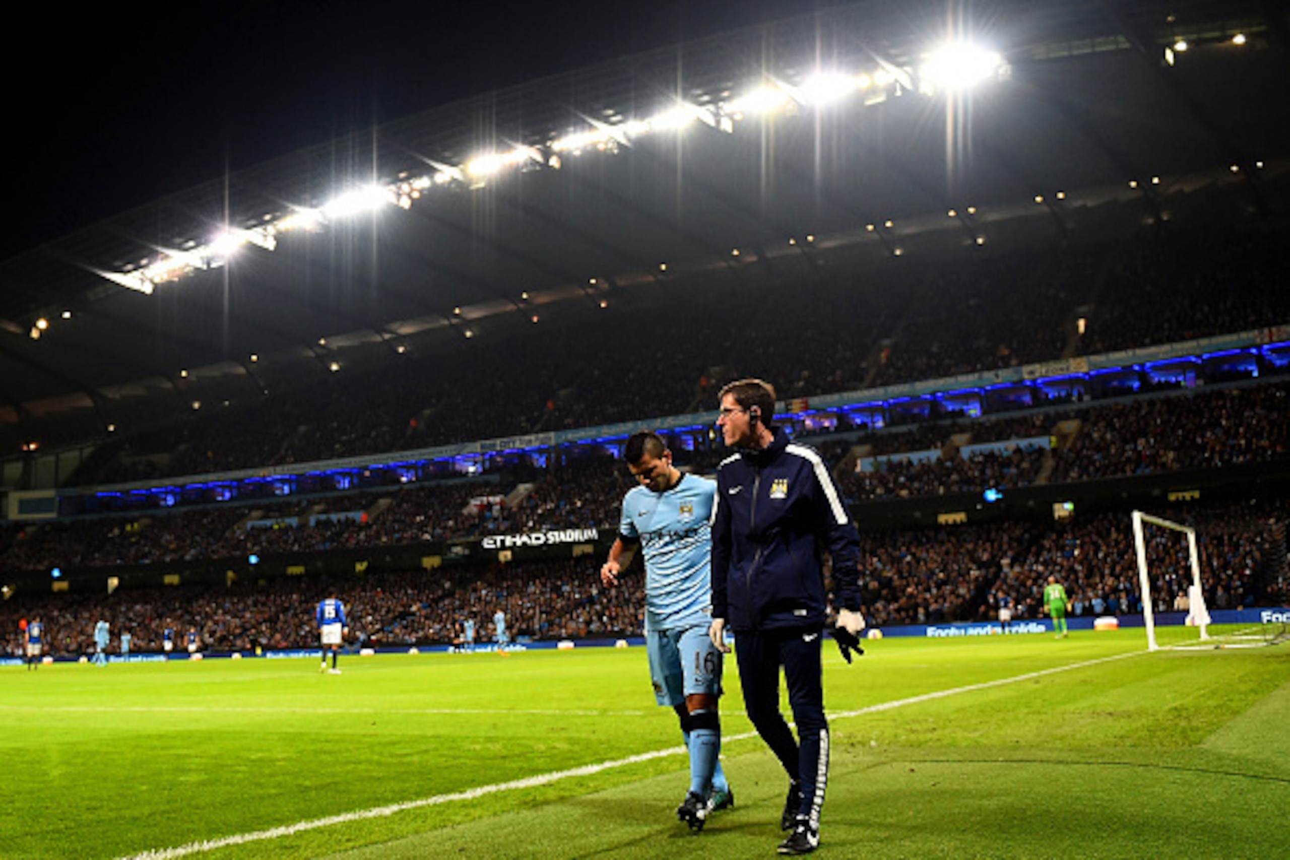 MANCHESTER, ENGLAND - DECEMBER 06:  Sergio Aguero of Manchester City leaves the field injured during the Barclays Premier League match between Manchester City and Everton at Etihad Stadium on December 6, 2014 in Manchester, England.  (Photo by Laurence Gr