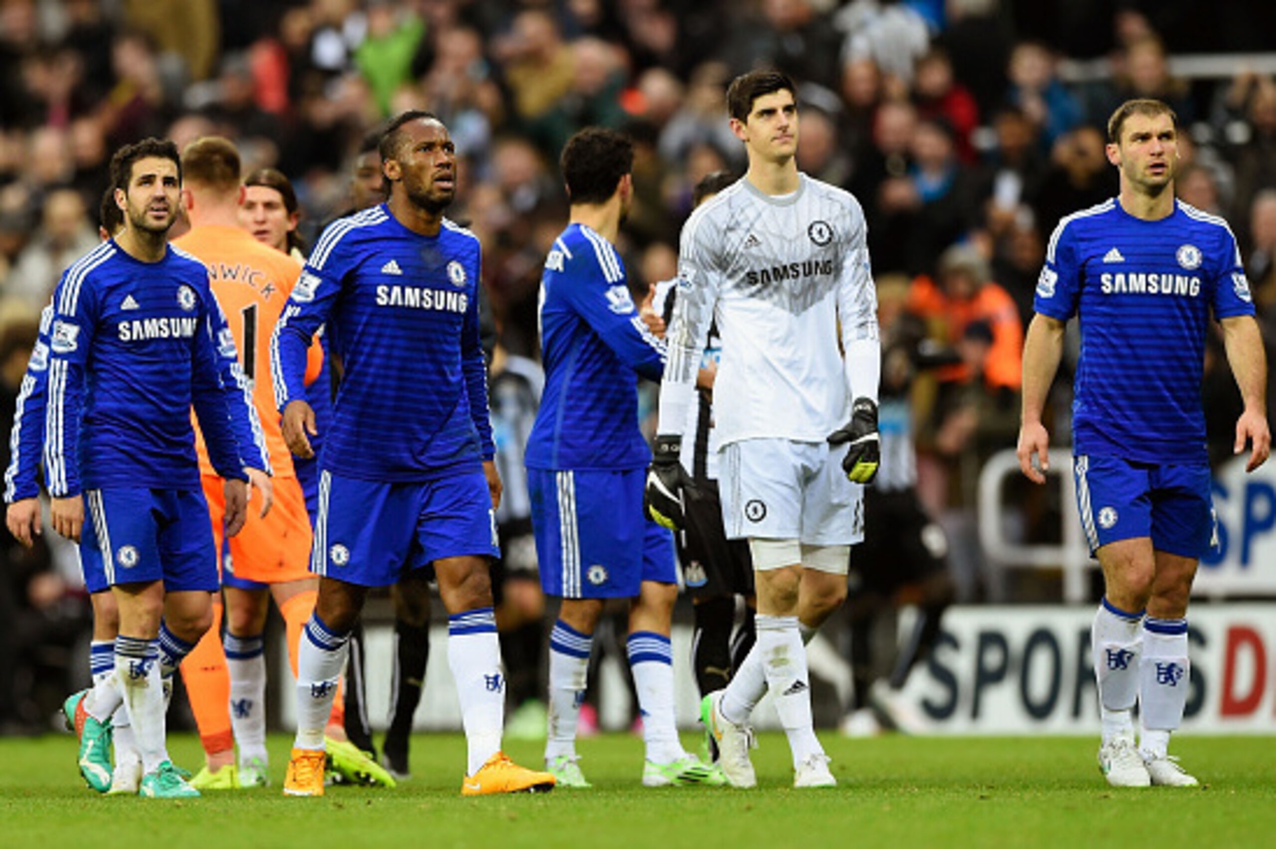 NEWCASTLE UPON TYNE, ENGLAND - DECEMBER 06:  Dejected Chelsea players walk off the pitch following their team's defeat during the Barclays Premier League match between Newcastle United and Chelsea at St James' Park on December 6, 2014 in Newcastle upon Ty