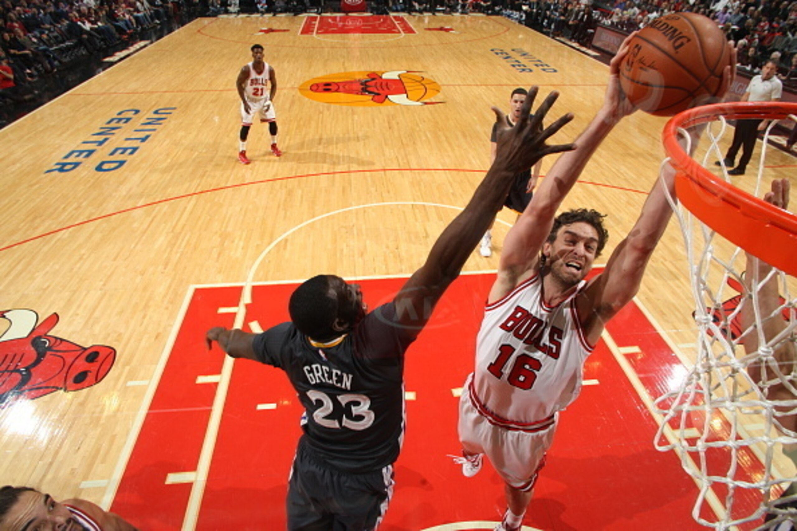 CHICAGO, IL - DECEMBER 6:  Pau Gasol #16 of the Chicago Bulls goes up for a dunk against the Golden State Warriors during the game on December 6, 2014 at the United Center in Chicago, Illinois. NOTE TO USER: User expressly acknowledges and agrees that, by