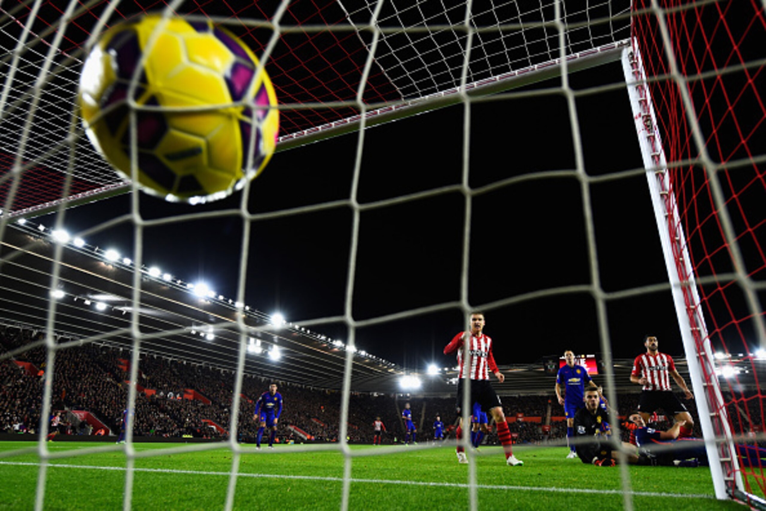 SOUTHAMPTON, ENGLAND - DECEMBER 08:  Graziano Pelle of Southampton scores the equalising goal during the Barclays Premier League match between Southampton and Manchester United at St Mary's Stadium on December 8, 2014 in Southampton, England.  (Photo by M