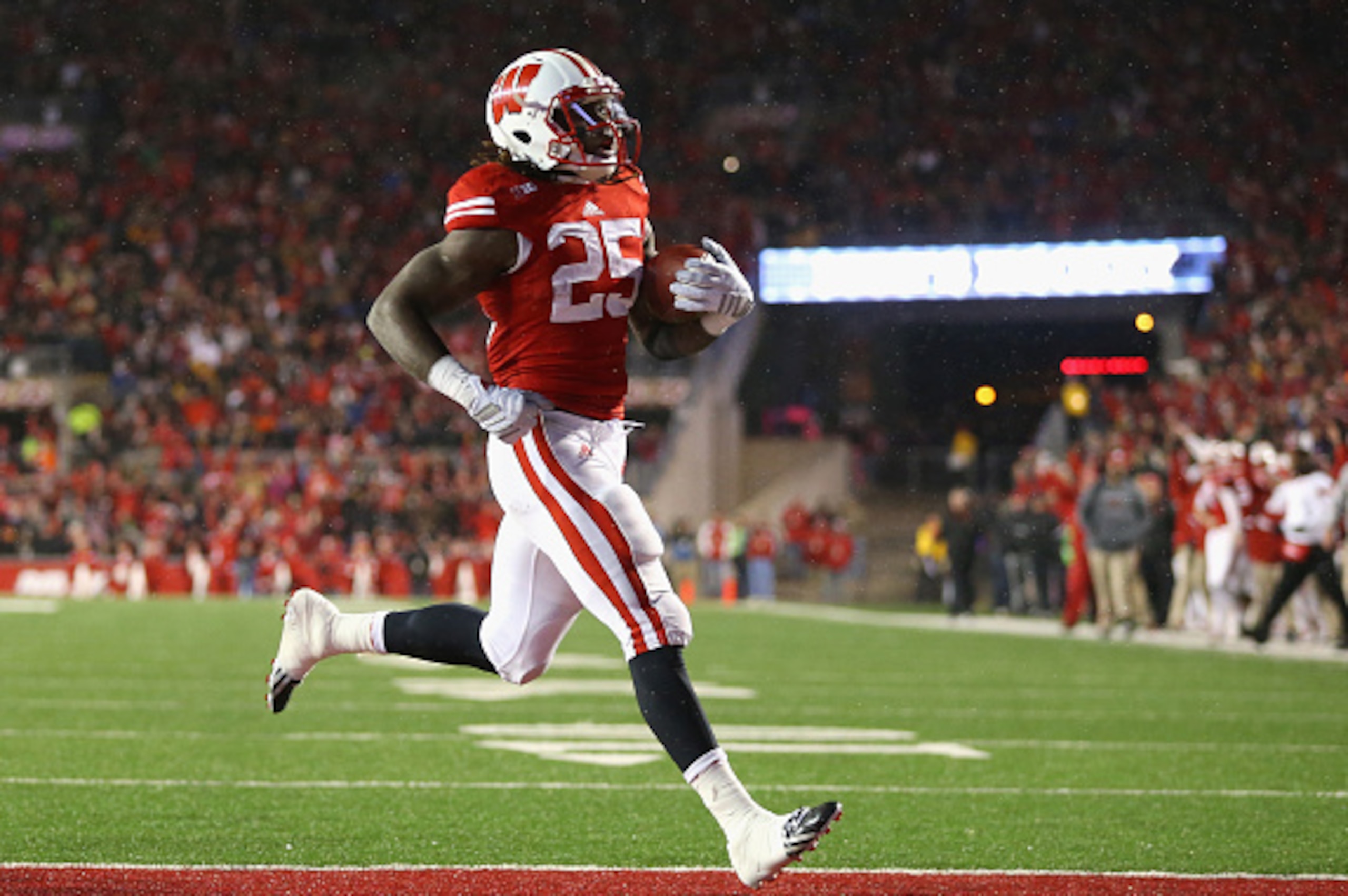 MADISON, WI - NOVEMBER 15:  Melvin Gordon #25 of the Wisconsin Badgers runs for a touchdown against the Nebraska Cornhuskers at Camp Randall Stadium on November 15, 2014 in Madison, Wisconsin.  (Photo by Ronald Martinez/Getty Images)
