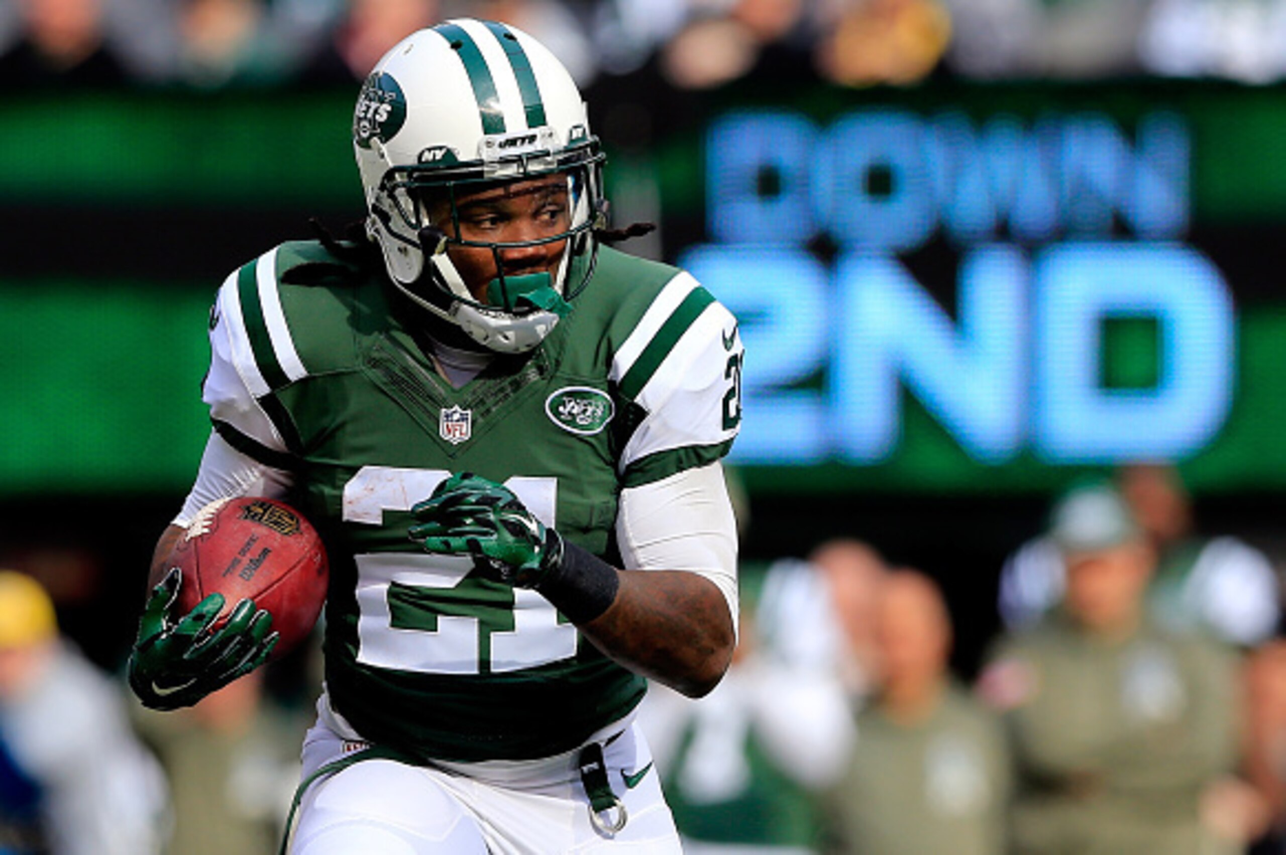 EAST RUTHERFORD, NJ - NOVEMBER 09:  Running back Chris Johnson #21 of the New York Jets carries the ball against the Pittsburgh Steelers during a game at MetLife Stadium on November 9, 2014 in East Rutherford, New Jersey.  (Photo by Alex Trautwig/Getty Im