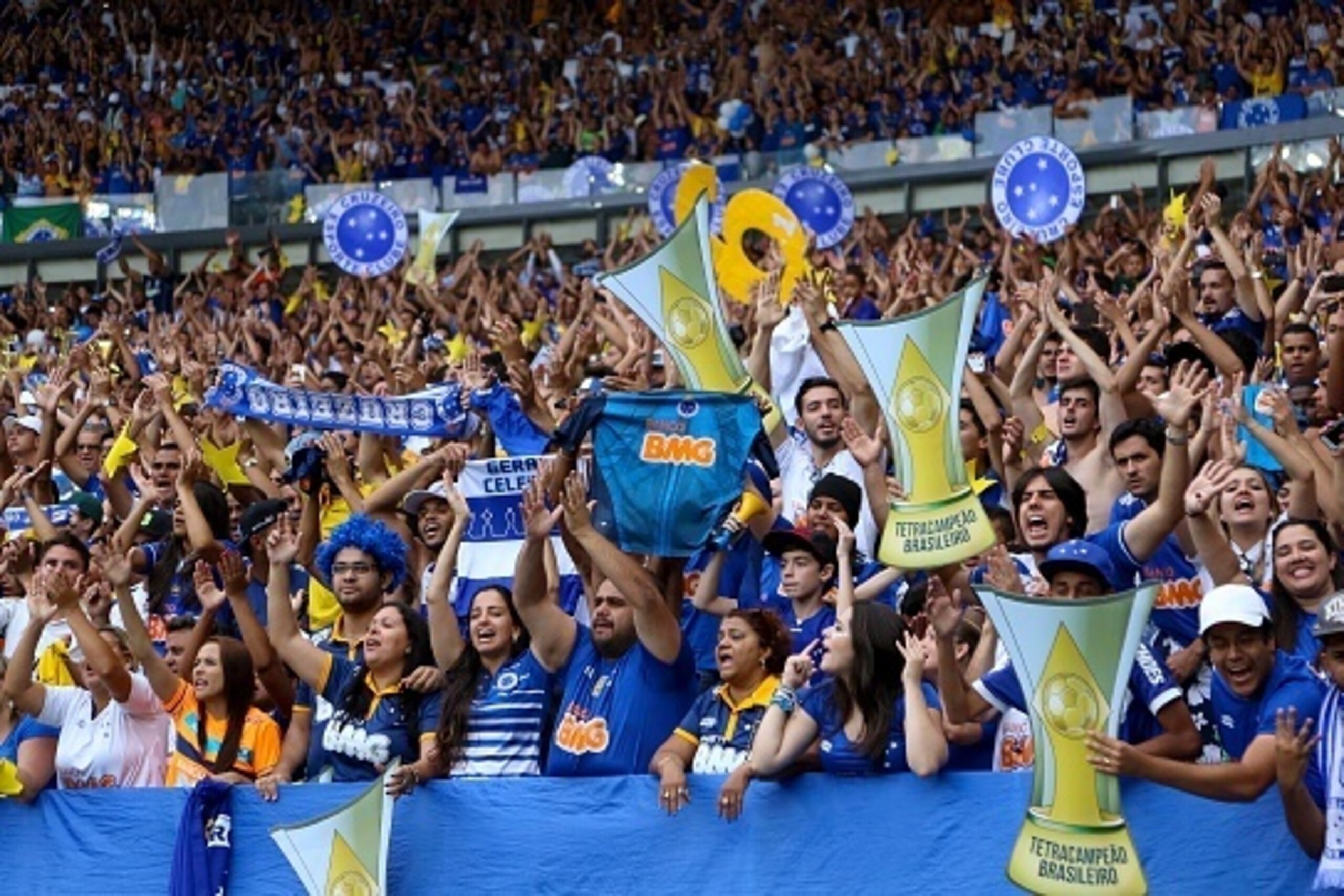 BELO HORIZONTE, BRAZIL - DECEMBER 07: Players of Cruzeiro celebrate after winning the the cup of champions against Fluminense during the Brasileirao Series A 2014 at Mineirao Stadium on December 07, 2014 in Belo Horizonte, Brazil. (Photo by Washington Alv