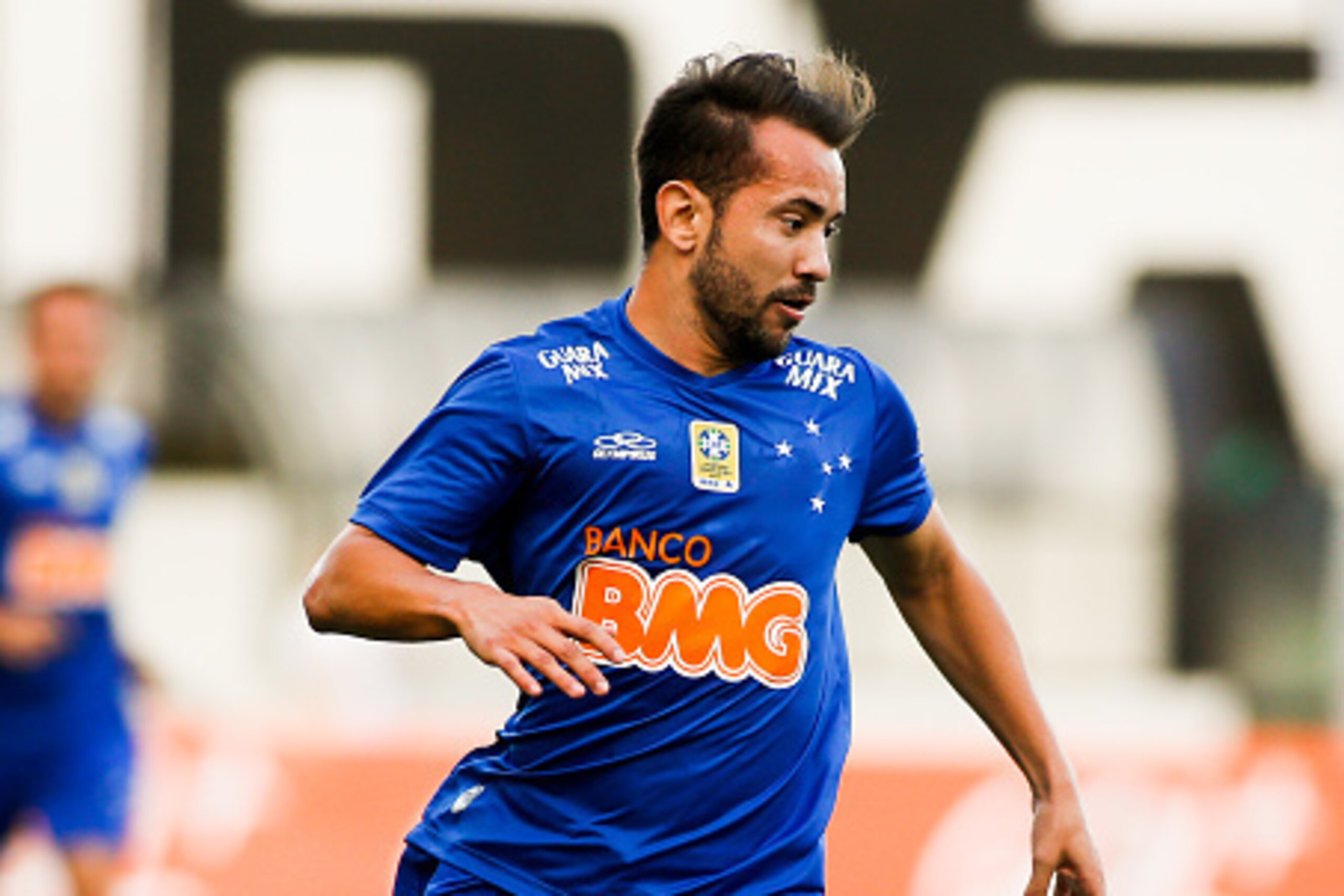 SANTOS, BRAZIL - NOVEMBER16: Everton Ribeiro of Cruzeiros in action during the match between Santos and Cruzeiro for the Brazilian Series A 2014 at Vila Belmiro stadium on November 16, 2014 in Santos, Brazil. (Photo by Alexandre Schneider/Getty Images)