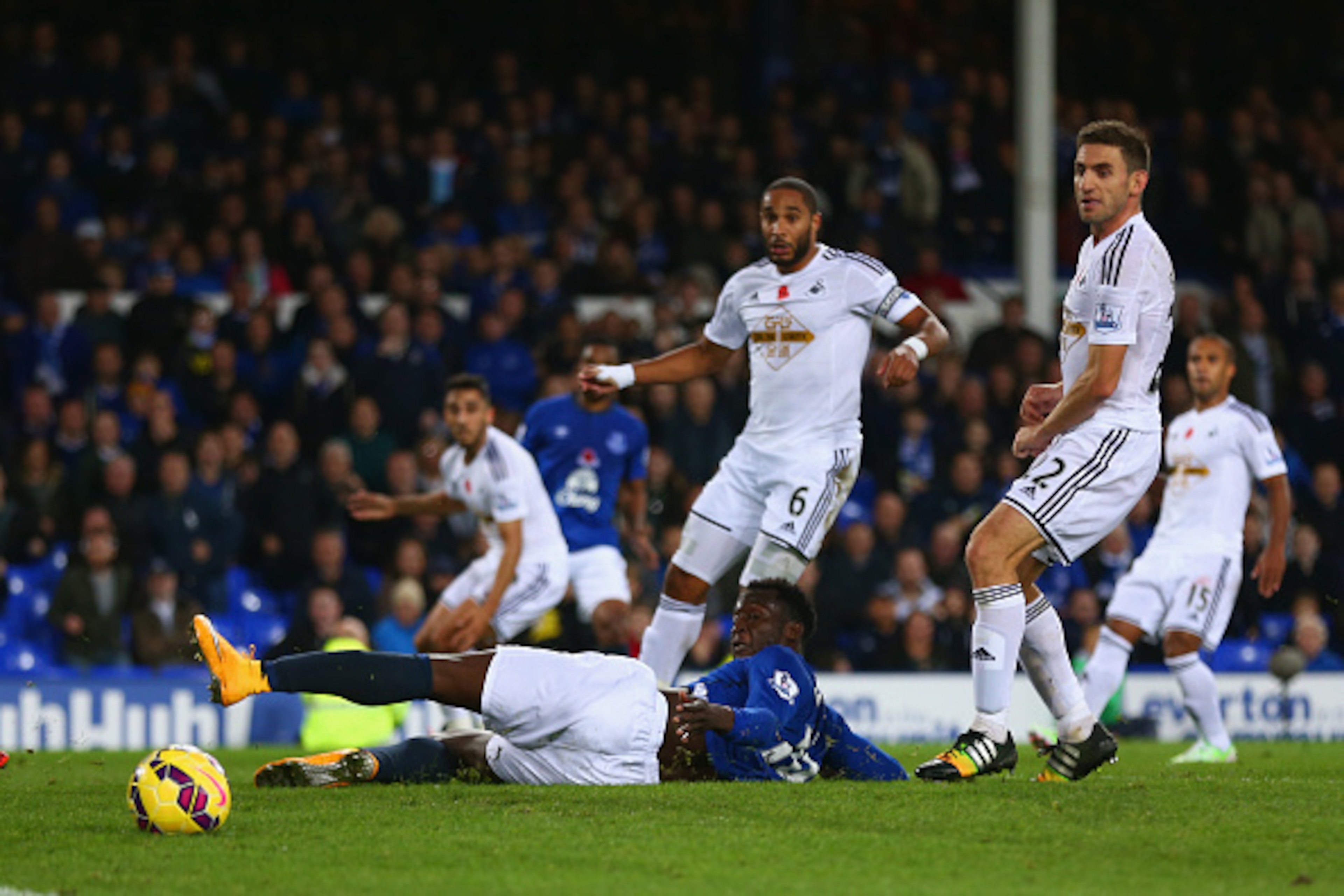LIVERPOOL, ENGLAND - NOVEMBER 01:  Romelu Lukaku of Everton misses a chance on goal in the dying minutes during the Barclays Premier League match between Everton and Swansea City at Goodison Park on November 1, 2014 in Liverpool, England.  (Photo by Clive