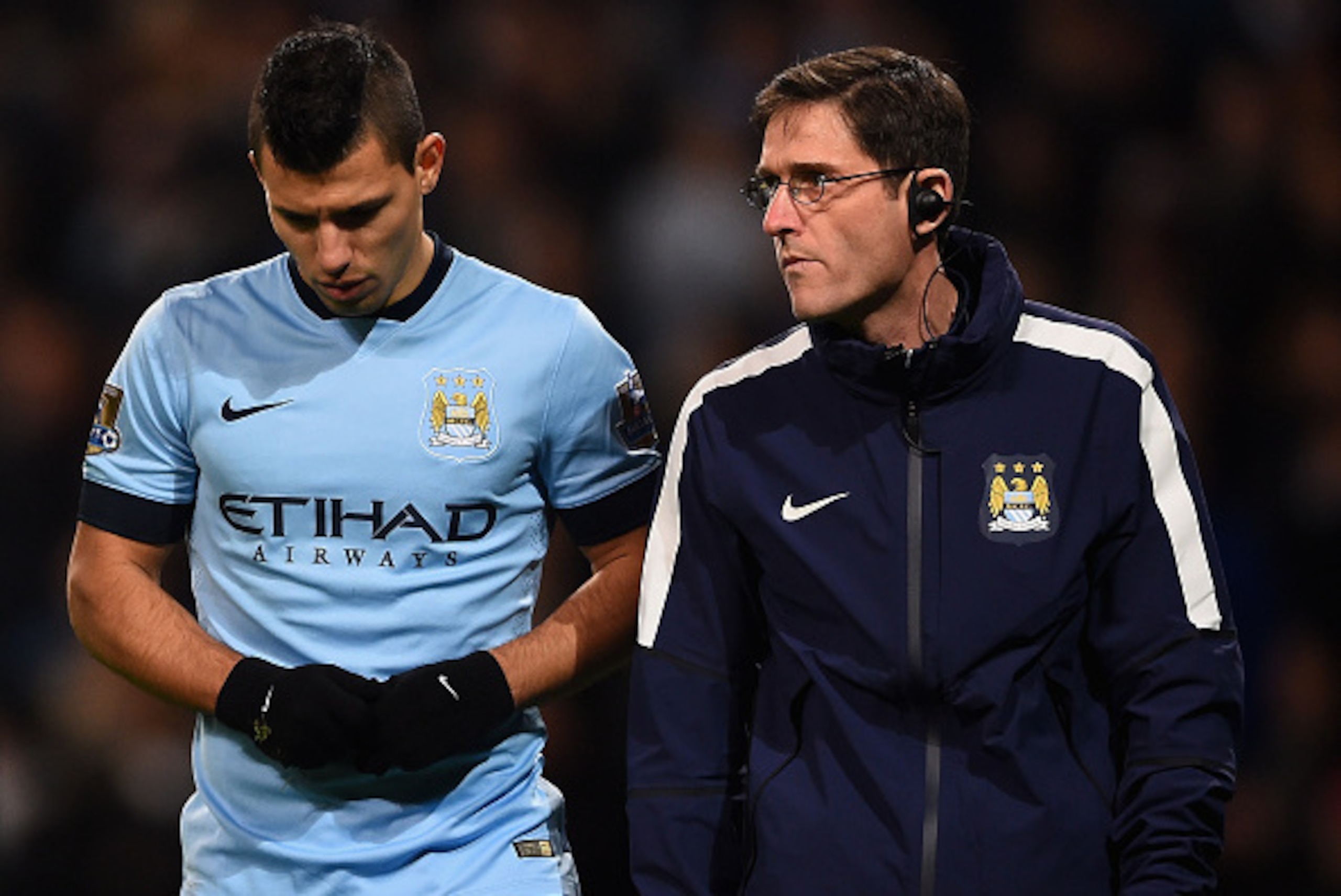 MANCHESTER, ENGLAND - DECEMBER 06: Sergio Aguero of Manchester City leaves the field injured during the Barclays Premier League match between Manchester City and Everton at Etihad Stadium on December 6, 2014 in Manchester, England. (Photo by Laurence Gr MANCHESTER, ENGLAND - DECEMBER 06: Sergio Aguero of Manchester City leaves the field injured during the Barclays Premier League match between Manchester City and Everton at Etihad Stadium on December 6, 2014 in Manchester, England. (Photo by Laurence Gr