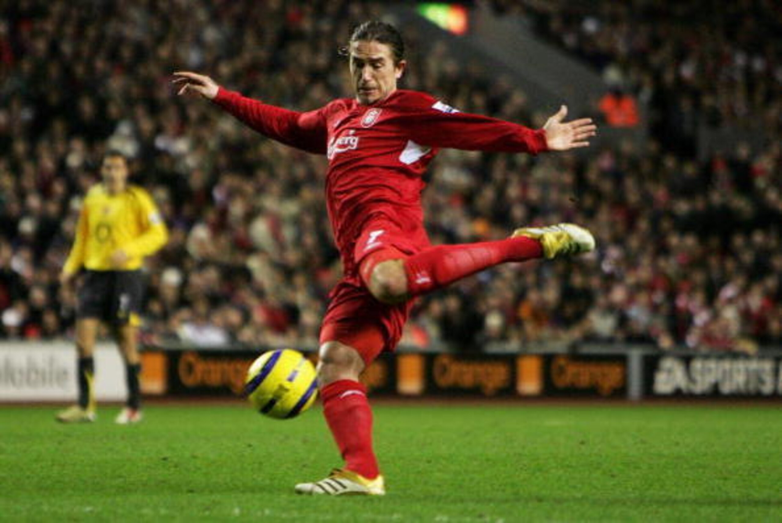 LIVERPOOL, UNITED KINGDOM - FEBRUARY 14:  Harry Kewell of Liverpool shoots at goal during the Barclays Premiership match between Liverpool and Arsenal at Anfield on February 14, 2006 in Liverpool, England.  (Photo by Laurence Griffiths/Getty Images)