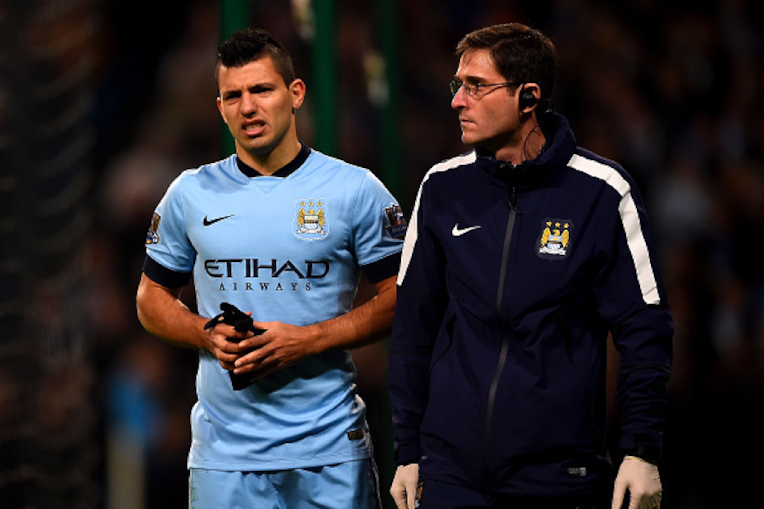 MANCHESTER, ENGLAND - DECEMBER 06:  Sergio Aguero of Manchester City leaves the field injured during the Barclays Premier League match between Manchester City and Everton at Etihad Stadium on December 6, 2014 in Manchester, England.  (Photo by Laurence Gr