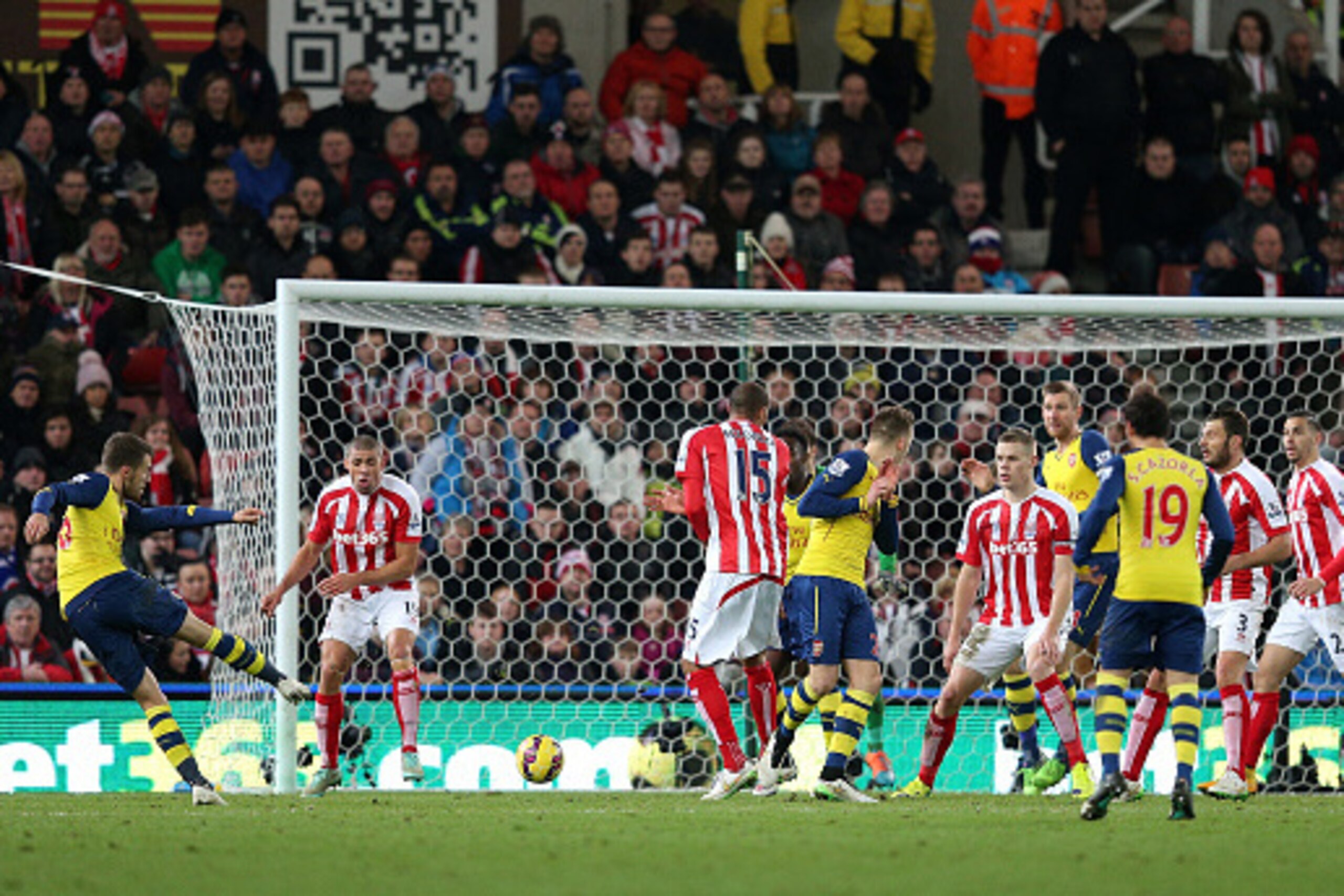STOKE ON TRENT, ENGLAND - DECEMBER 06:  Aaron Ramsey of Arsenal scores his team's second goal during the Barclays Premier League match between Stoke City and Arsenal at the Britannia Stadium on December 6, 2014 in Stoke on Trent, England.  (Photo by Clive