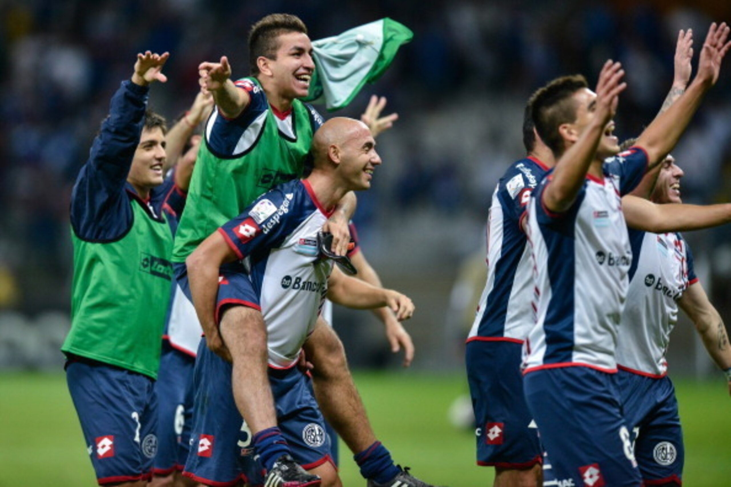 BELO HORIZONTE, BRAZIL - MAY 14: Players of San Lorenzo celebrates following the match between Cruzeiro and San Lorenzo as part of Copa Bridgestone Libertadores 2014 Quarter Final at Mineirao stadium on May 14, 2014 in Belo Horizonte, Brazil.  (Photo by P