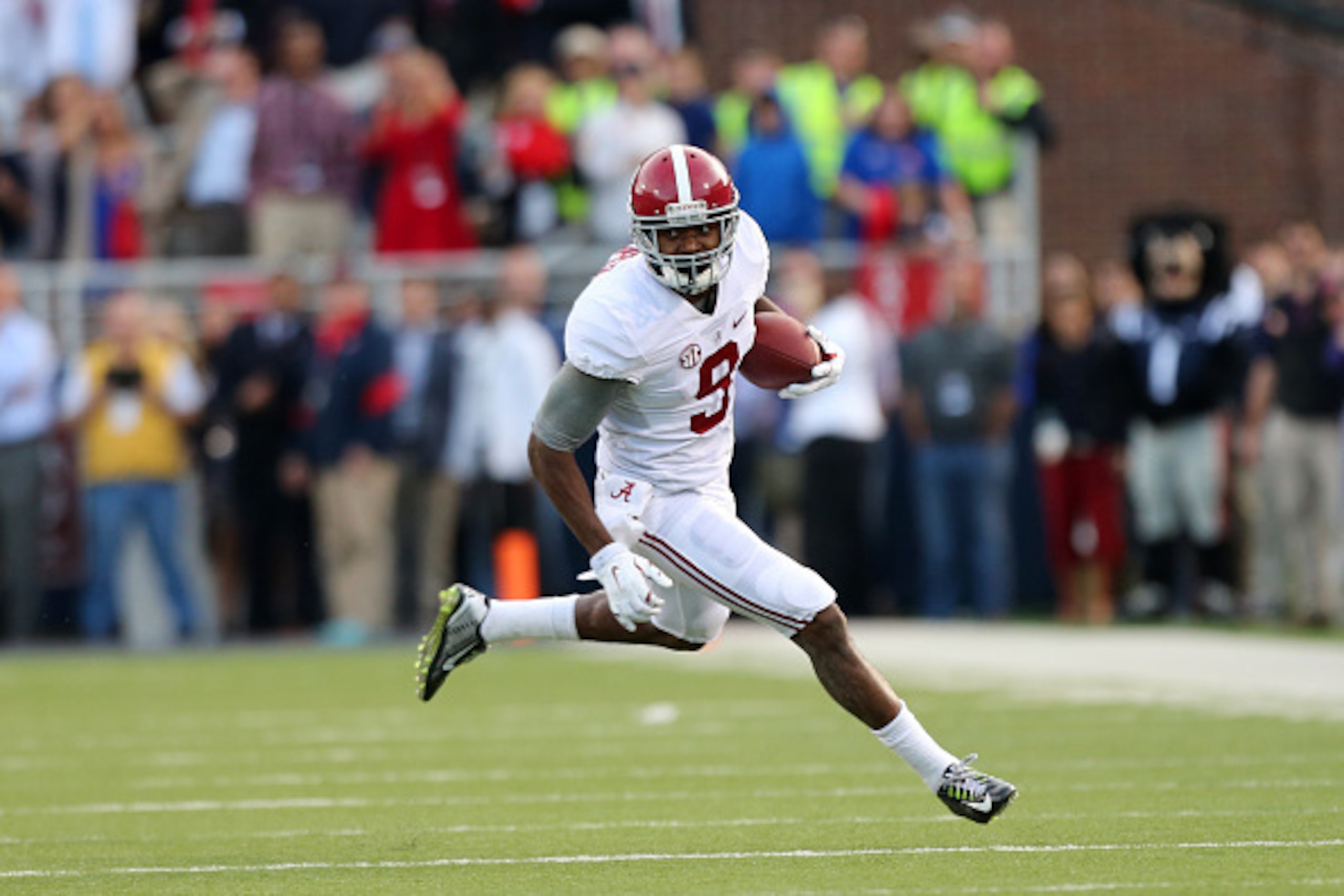 OXFORD, MS - OCTOBER 4: Amari Cooper #9 of the Alabama Crimson Tide runs after the catch against the Ole Miss Rebels on October 4, 2014 at Vaught-Hemingway Stadium in Oxford, Mississippi. Mississippi beat Alabama 23-17. (Photo by Joe Murphy/Getty Images)