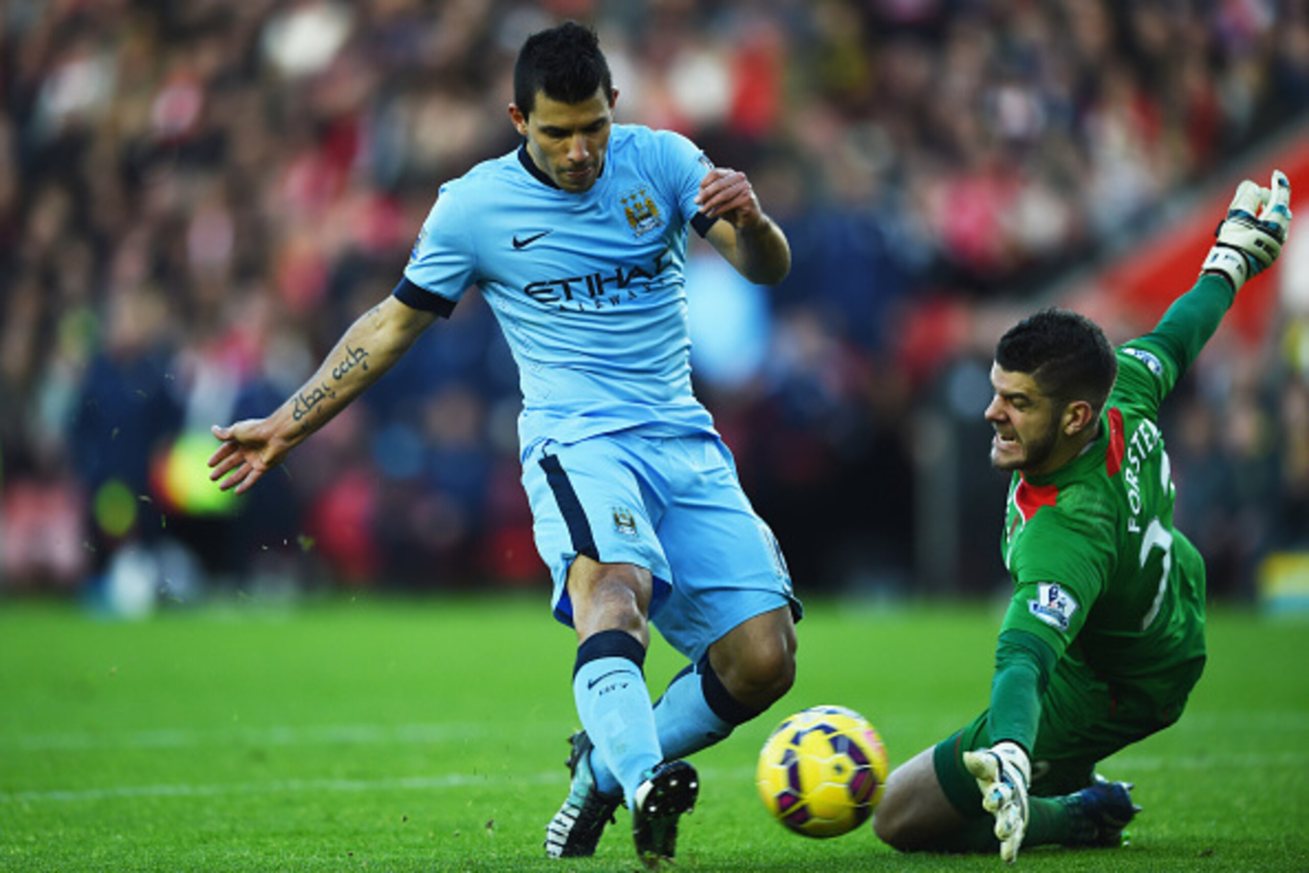 SOUTHAMPTON, ENGLAND - NOVEMBER 30: Sergio Aguero of Manchester City is foiled by goalkeeper Fraser Forster of Southampton during the Barclays Premier League match between Southampton and Manchester City at St Mary's Stadium on November 30, 2014 in South SOUTHAMPTON, ENGLAND - NOVEMBER 30: Sergio Aguero of Manchester City is foiled by goalkeeper Fraser Forster of Southampton during the Barclays Premier League match between Southampton and Manchester City at St Mary's Stadium on November 30, 2014 in South