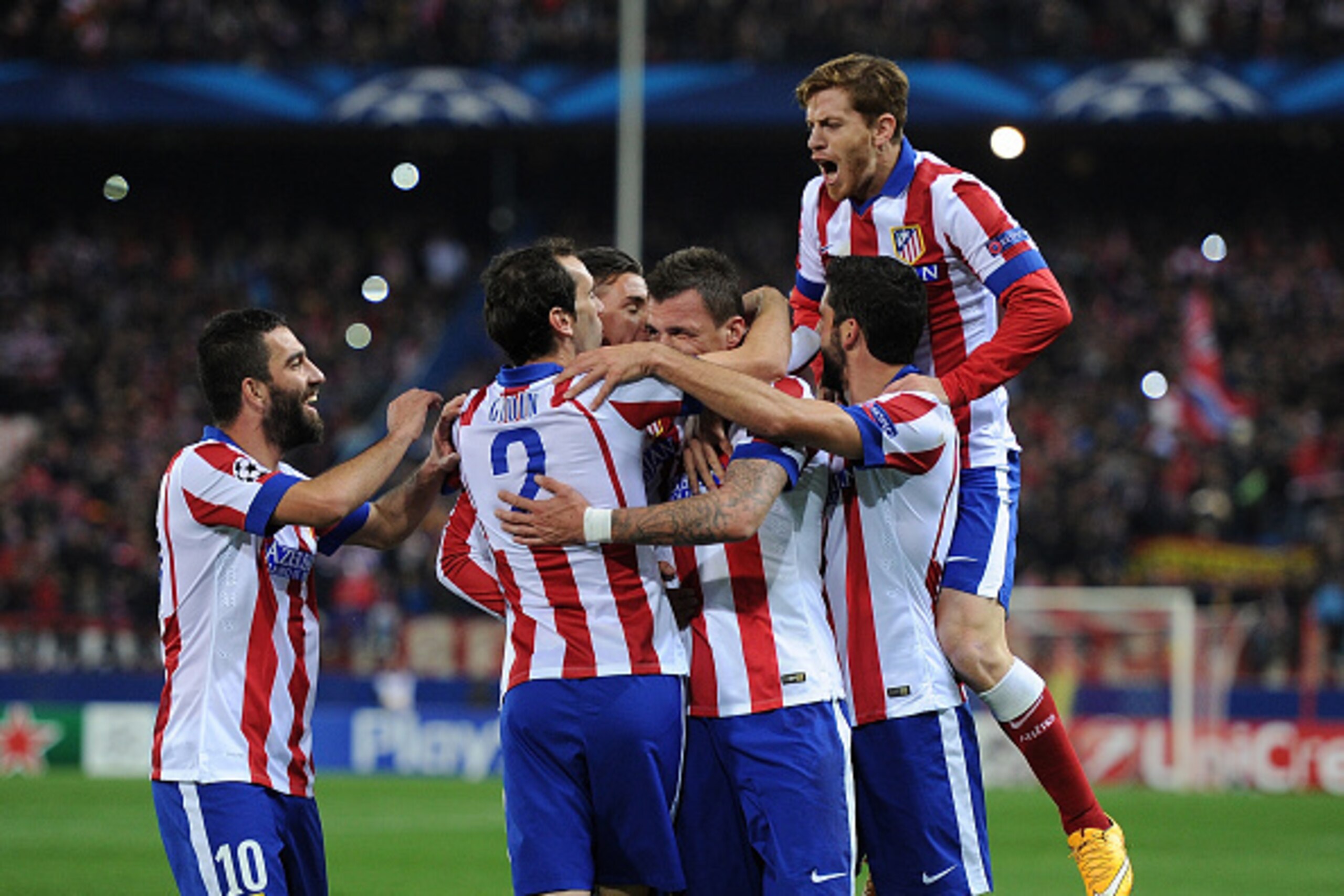 MADRID, SPAIN - NOVEMBER 26:  Mario Mandzukic (3.R) of Club Atletico de Madrid  celebrates after scoring his team's 3rd goal during the UEFA Champions League Group A match between Club Atletico de Madrid and Olympiacos FC at Vicente Calderon Stadium on No