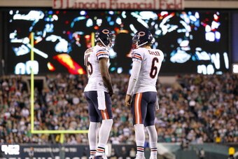 PHILADELPHIA, PA - DECEMBER 22: Wide receiver Brandon Marshall #15 and quarterback Jay Cutler #6 of the Chicago Bears talk during a timeout in the fourth quarter against the Philadelphia Eagles in a game at Lincoln Financial Field on December 22, 2013 in 