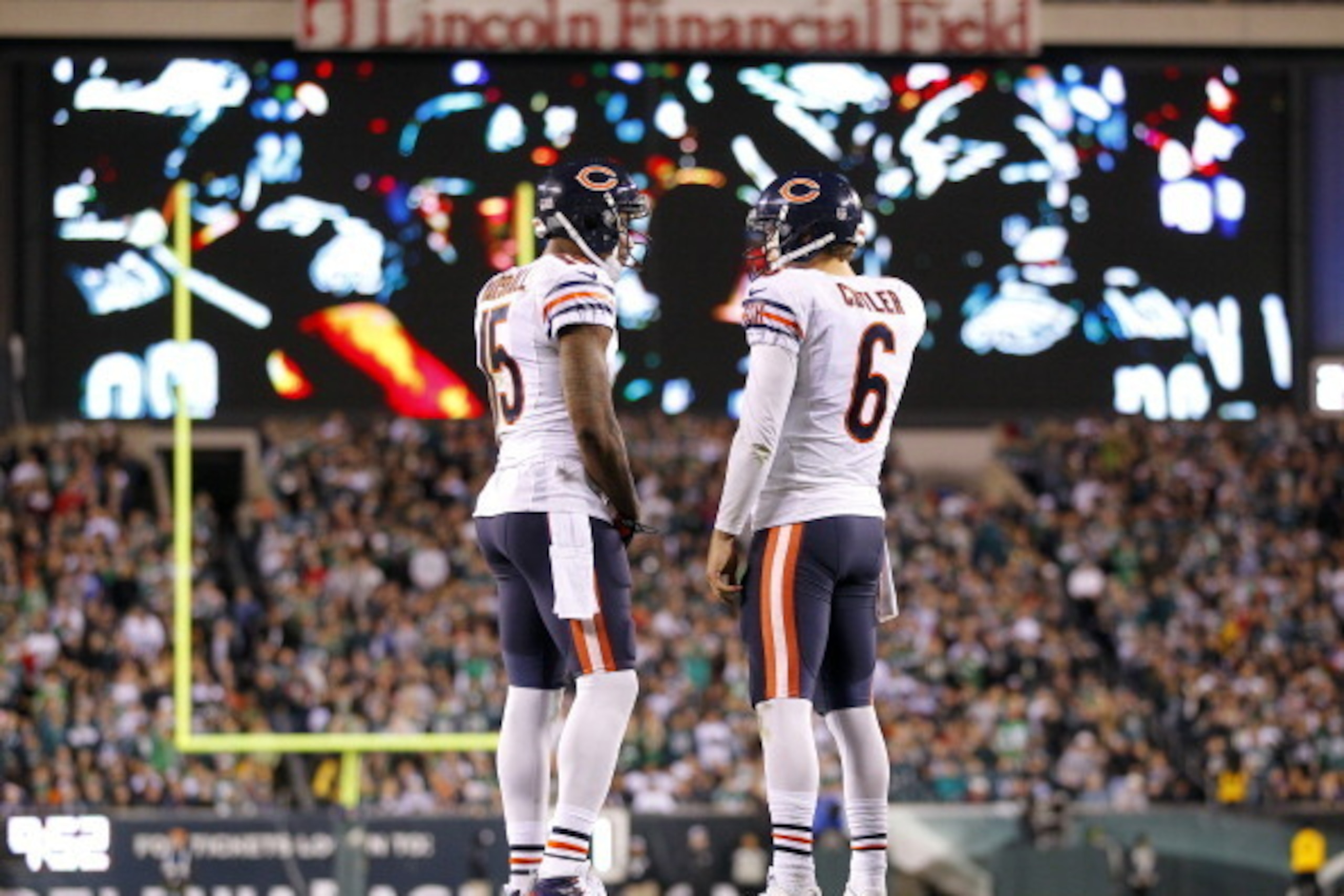 PHILADELPHIA, PA - DECEMBER 22: Wide receiver Brandon Marshall #15 and quarterback Jay Cutler #6 of the Chicago Bears talk during a timeout in the fourth quarter against the Philadelphia Eagles in a game at Lincoln Financial Field on December 22, 2013 in 