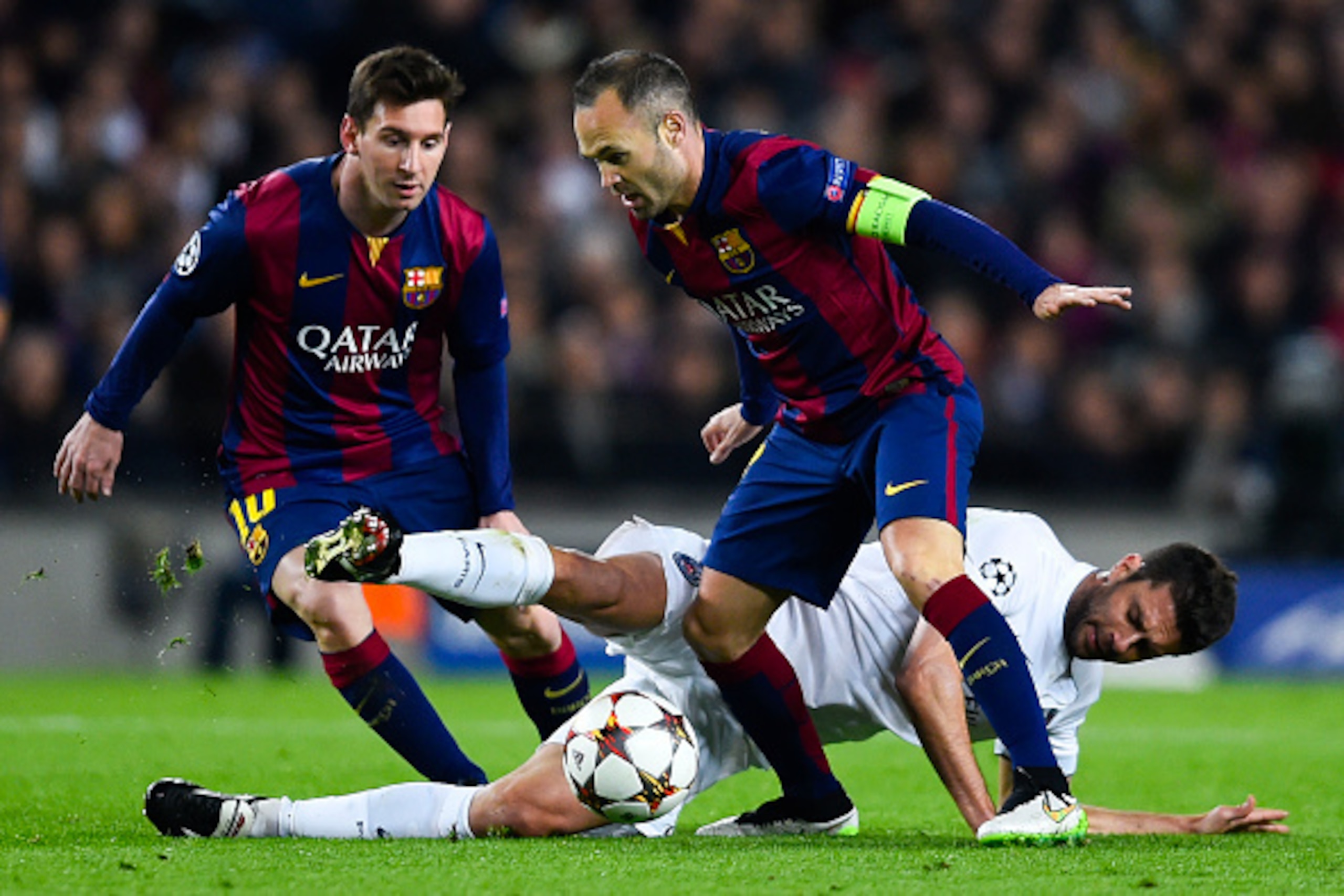 BARCELONA, SPAIN - DECEMBER 10:  Thiago Motta of Paris Saint-Germain FC competes for the ball with Lionel Messi (L) and Andres Iniesta of FC Barcelona during the UEFA Champions League group F match between FC Barcelona and Paris Saint-Germanin FC at Camp 