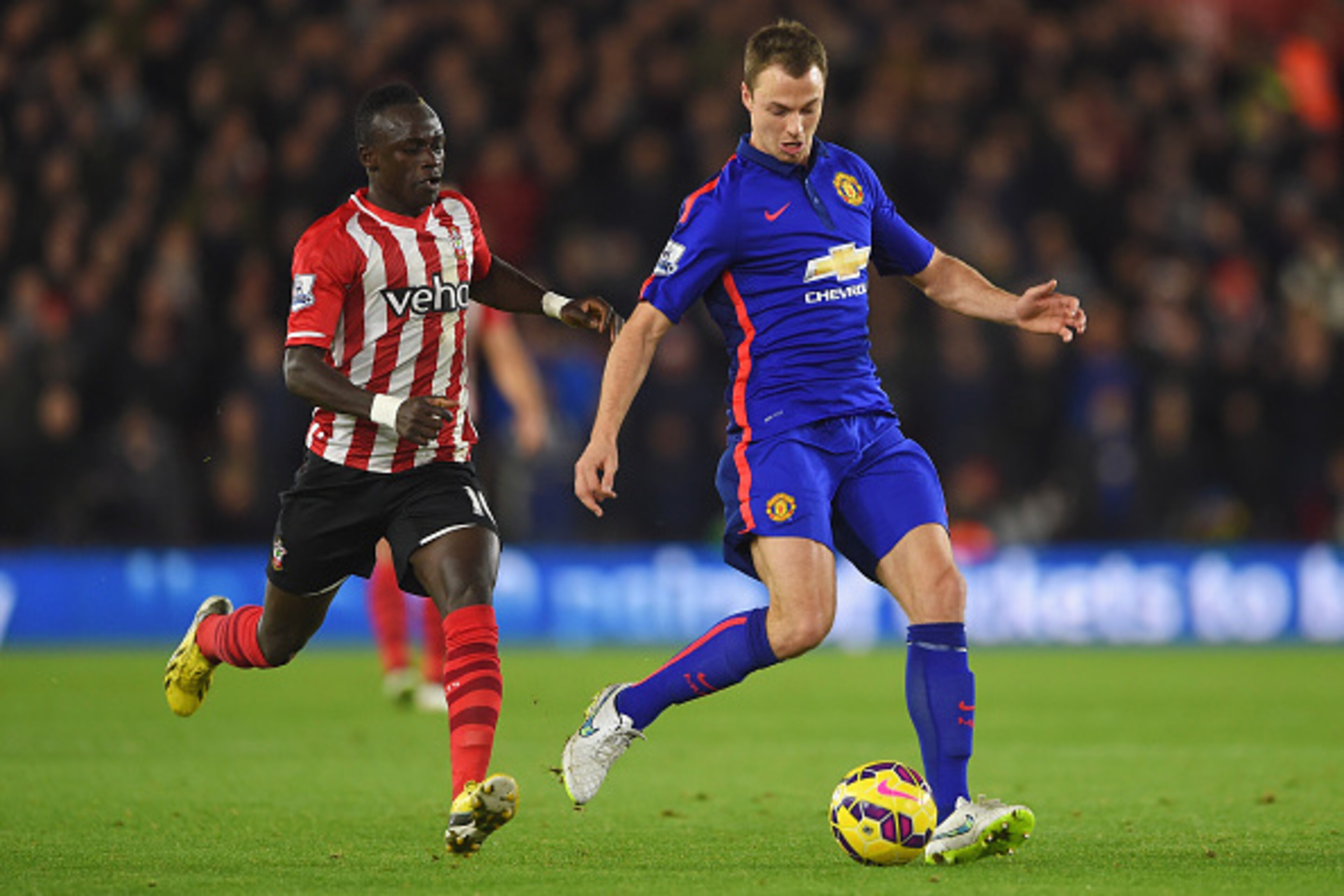 SOUTHAMPTON, ENGLAND - DECEMBER 08:  Sadio Mane of Southampton closes down Jonny Evans of Manchester United during the Barclays Premier League match between Southampton and Manchester United at St Mary's Stadium on December 8, 2014 in Southampton, England