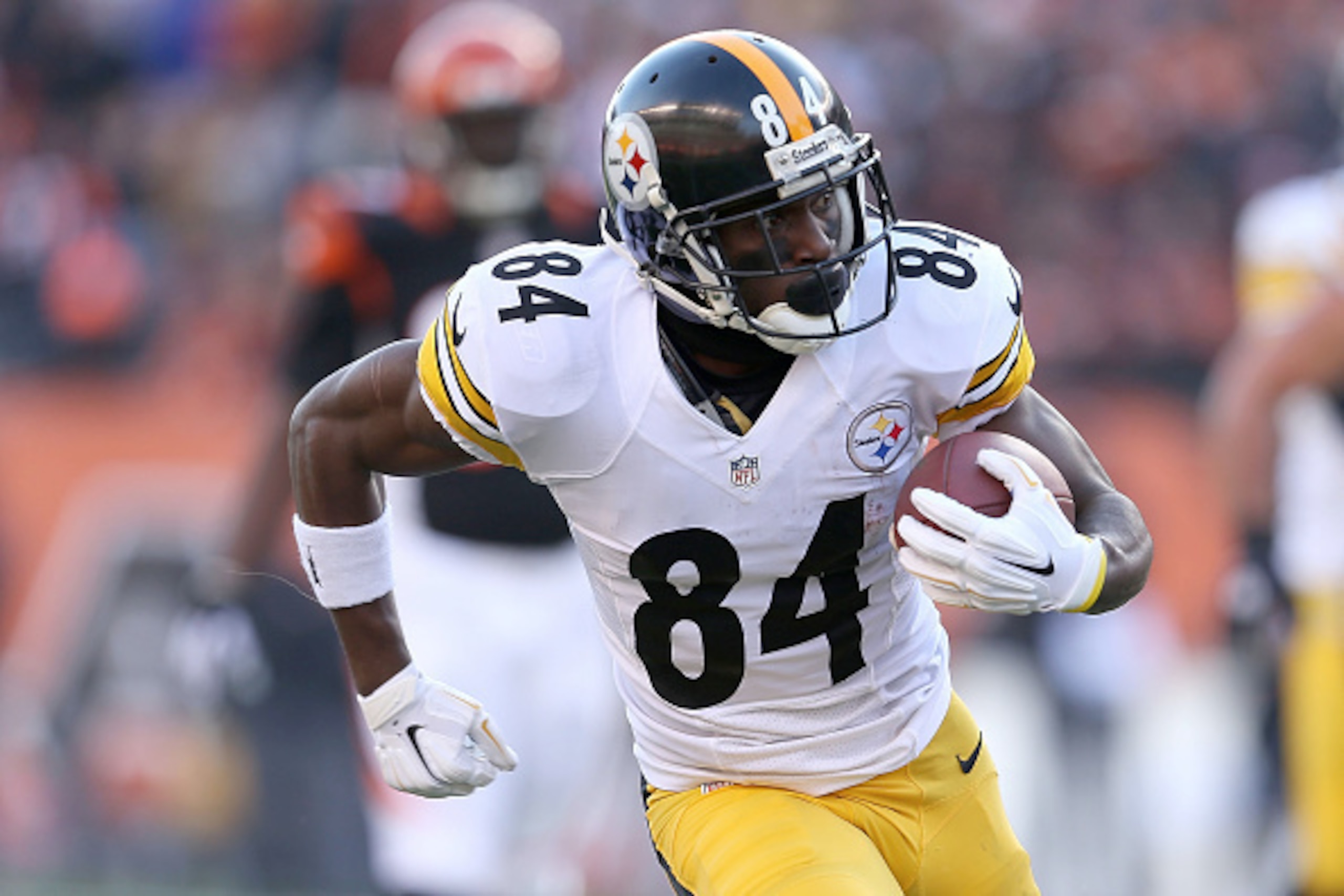 CINCINNATI, OH - DECEMBER 7:  Antonio Brown #84 of the Pittsburgh Steelers carries the ball during the second quarter of the game against the Cincinnati Bengals at Paul Brown Stadium on December 7, 2014 in Cincinnati, Ohio. (Photo by Andy Lyons/Getty Imag