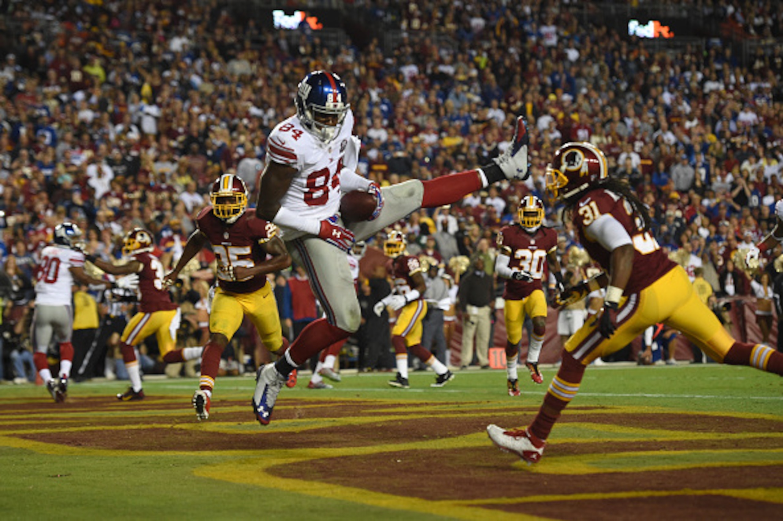 LANDOVER, MD - SEPTEMBER 25: Tight end Larry Donnell #84 of the New York Giants catches a pass for a touchdown against the Washington Redskins during their game at FedExField on September 25, 2014 in Landover, Maryland. (Photo by Patrick Smith/Getty Image