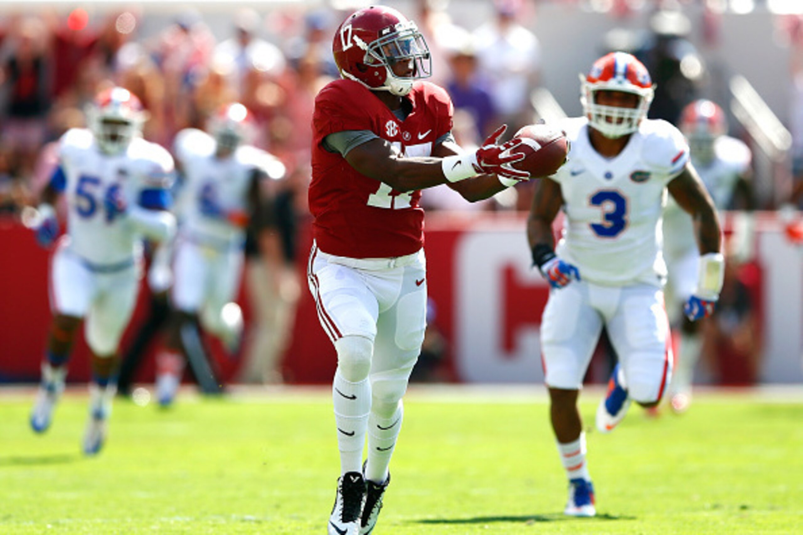 TUSCALOOSA, AL - SEPTEMBER 20:  Kenyan Drake #17 of the Alabama Crimson Tide pulls in this reception on the way to a touchdown against the Florida Gators at Bryant-Denny Stadium on September 20, 2014 in Tuscaloosa, Alabama.  (Photo by Kevin C. Cox/Getty I