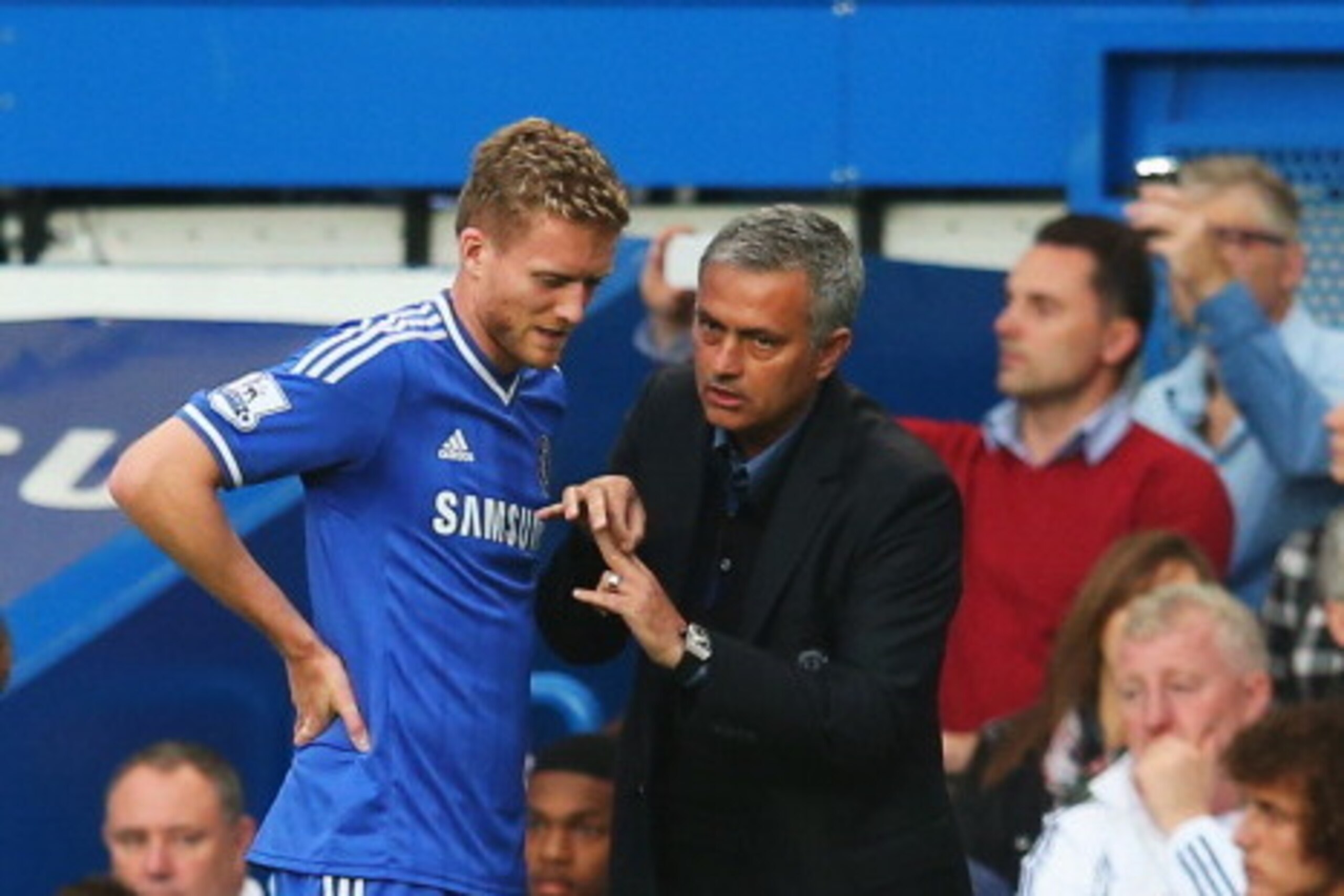 LONDON, ENGLAND - SEPTEMBER 21:  Andre Schurrle of Chelsea talks with his manager Jose Mourinho during the Barclays Premier League match between Chelsea and Fulham at Stamford Bridge on September 21, 2013 in London, England.  (Photo by Julian Finney/Getty