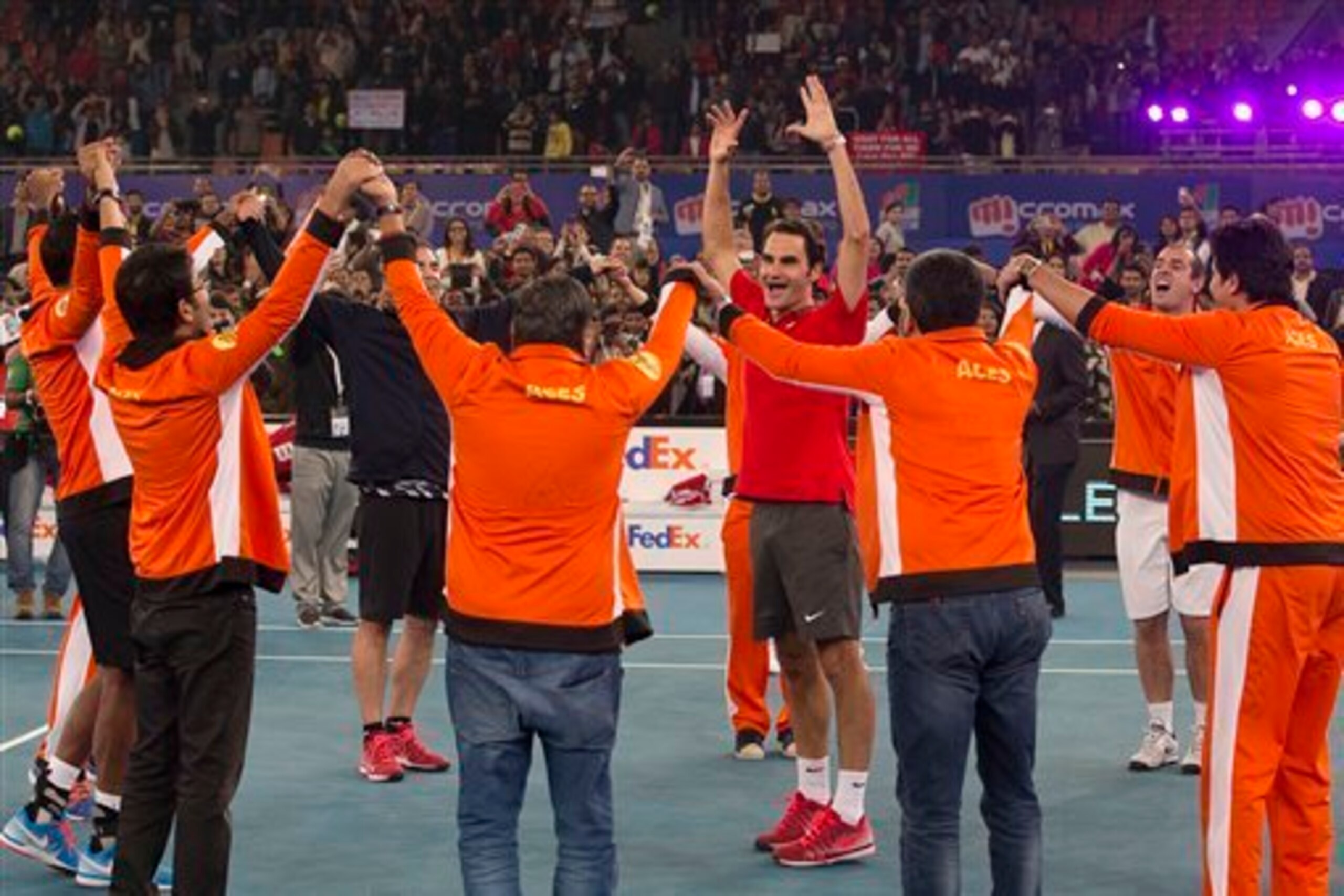 Roger Federer celebrates with his Indian Aces teammates after an IPTL match.