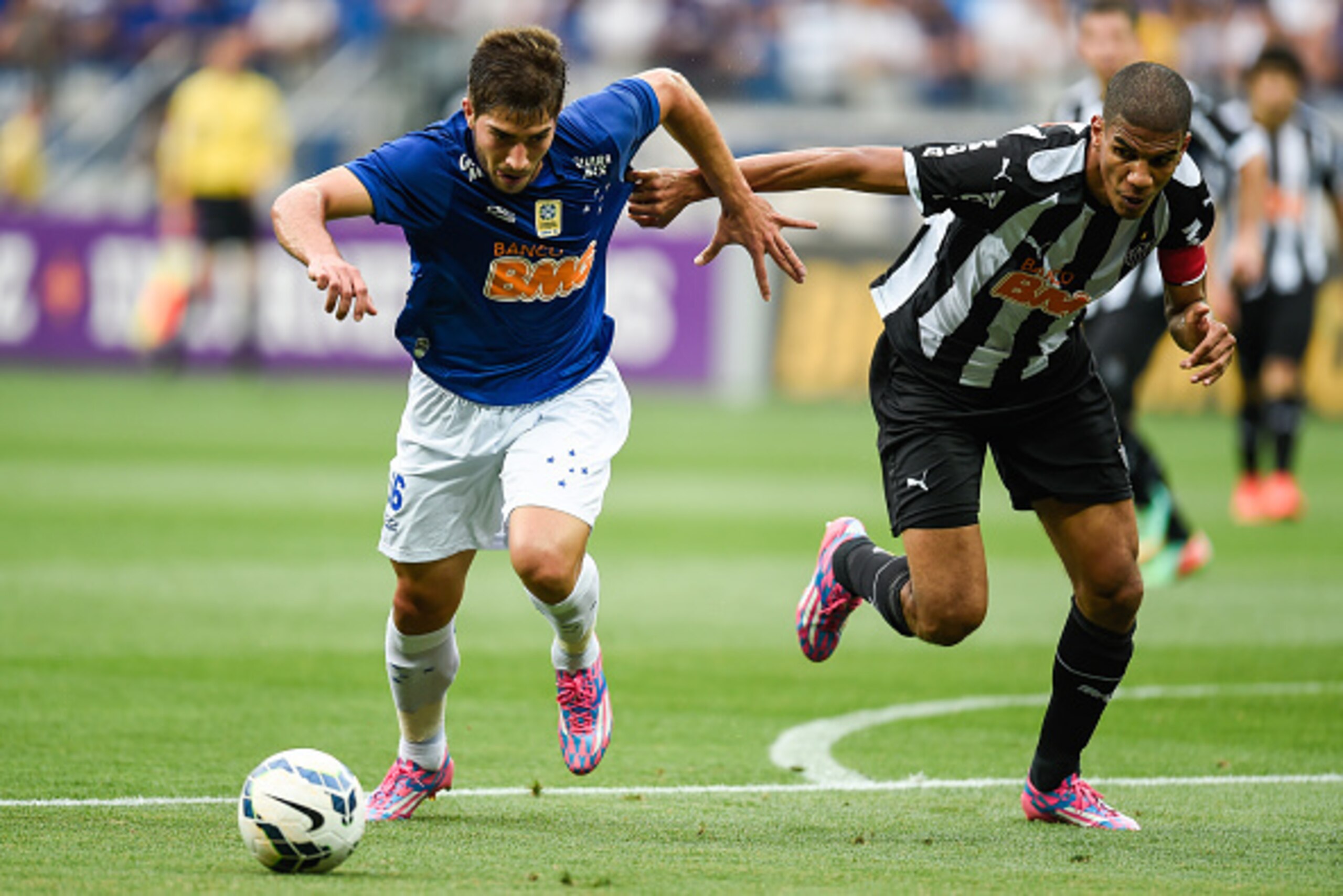 BELO HORIZONTE, BRAZIL - SEPTEMBER 21: Lucas Silva #16 of Cruzeiro and Leonardo Silva #3 of Atletico MG battle for the ball during a match between Cruzeiro and Atletico MG as part of Brasileirao Series A 2014 at Mineirao stadium on September 21, 2014 in B