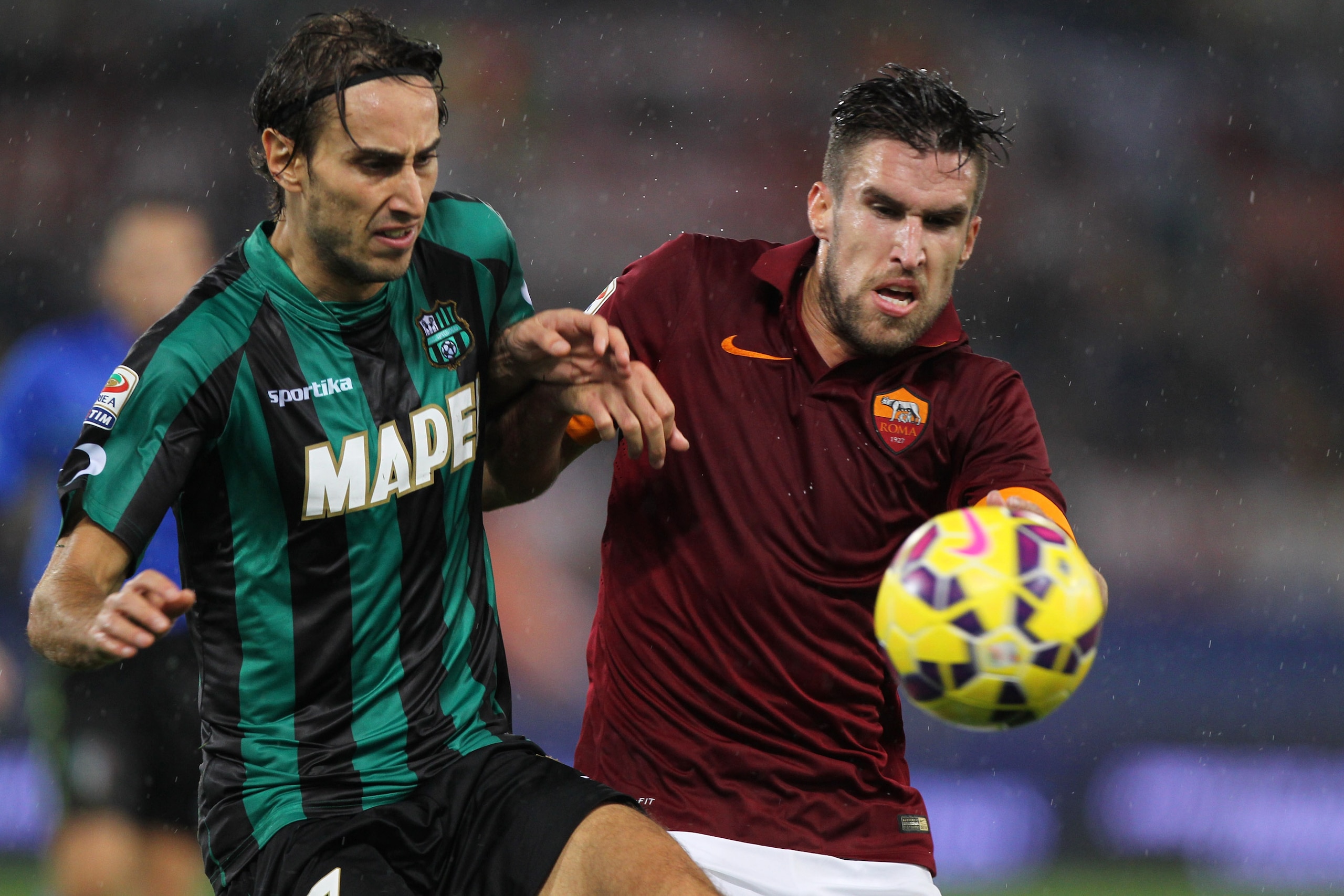 ROME, ITALY - DECEMBER 06: Kevin Strootman (R) of AS Roma competes for the ball with Simone Missiroli of US Sassuolo Calcio during the Serie A match between AS Roma and US Sassuolo Calcio at Stadio Olimpico on December 6, 2014 in Rome, Italy. (Photo by ROME, ITALY - DECEMBER 06: Kevin Strootman (R) of AS Roma competes for the ball with Simone Missiroli of US Sassuolo Calcio during the Serie A match between AS Roma and US Sassuolo Calcio at Stadio Olimpico on December 6, 2014 in Rome, Italy. (Photo by