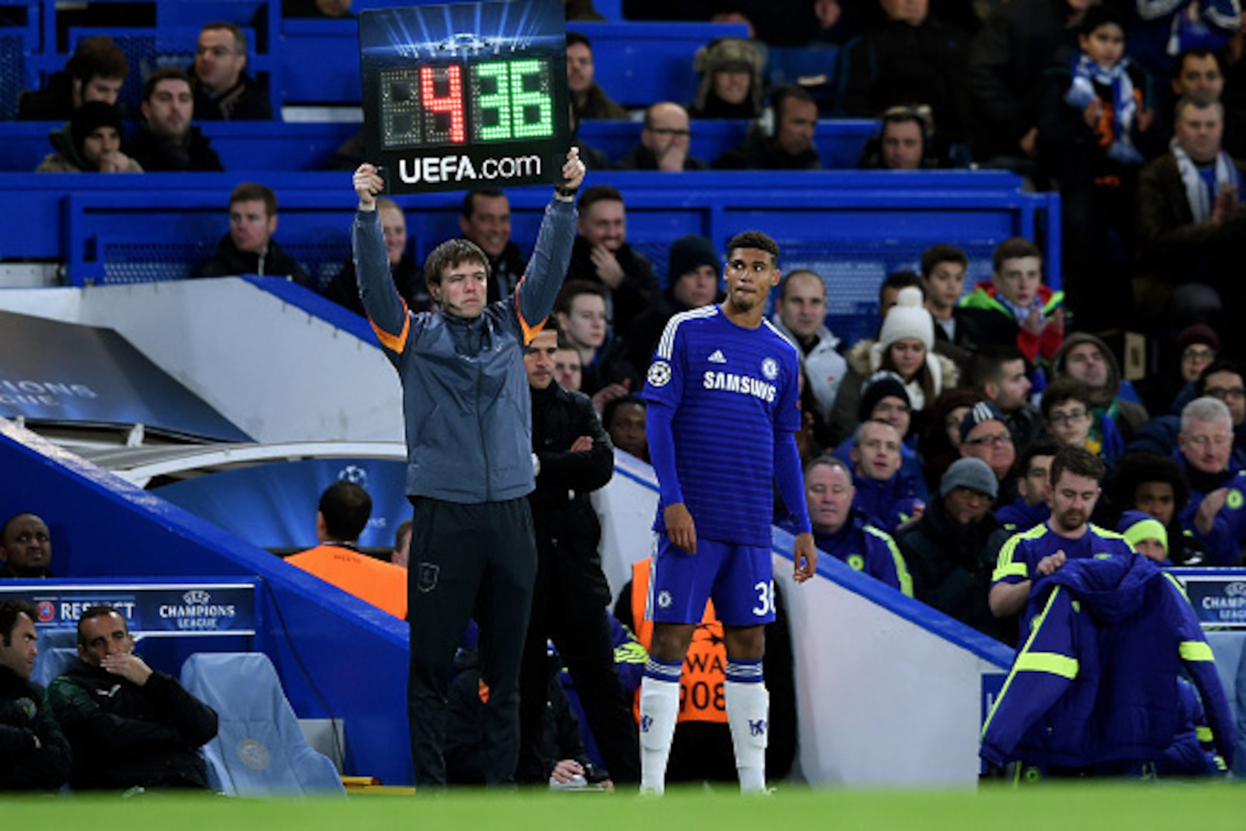 LONDON, ENGLAND - DECEMBER 10:  Ruben Loftus-Cheek of Chelsea comes on as a second half substitute for Cesc Fabregas of Chelsea during the UEFA Champions League group G match between Chelsea and Sporting Clube de Portugal at Stamford Bridge on December 10