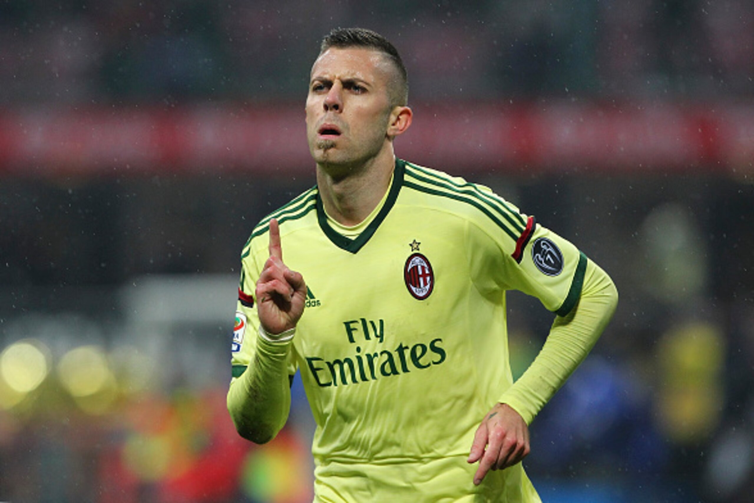MILAN, ITALY - NOVEMBER 30:  Jeremy Menez of AC Milan celebrates after scoring his second goal during the Serie A match between AC Milan and Udinese Calcio at Stadio Giuseppe Meazza on November 30, 2014 in Milan, Italy.  (Photo by Marco Luzzani/Getty Imag
