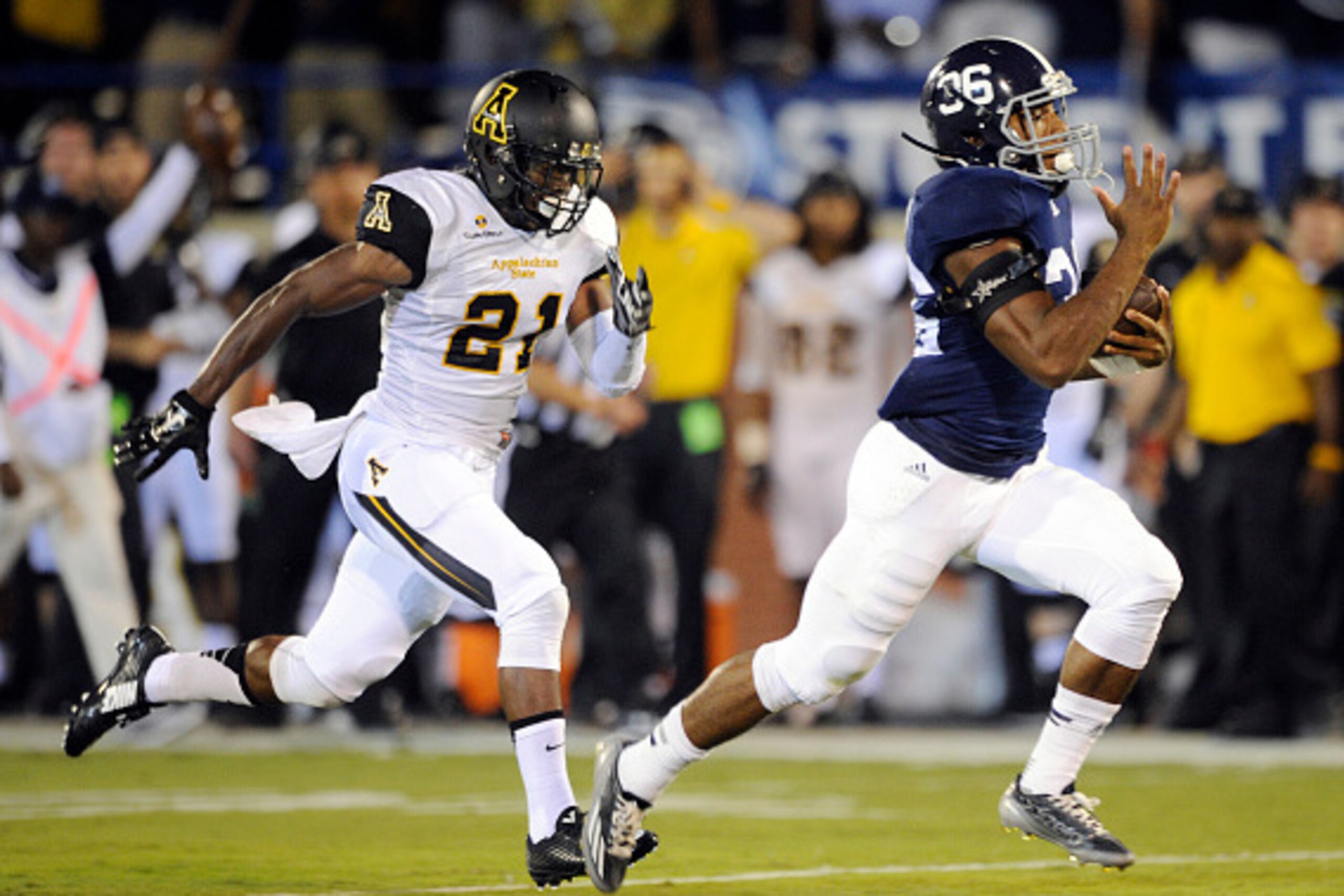 STATESBORO, GA - SEPTEMBER 25:   Running back Matt Breida #36 of the Georgia Southern Eagles outruns defensive back Doug Middleton #21 of Appalachian State Mountaineers for a touchdown during the first quarter on September 25, 2014 at Paulson Stadium in S