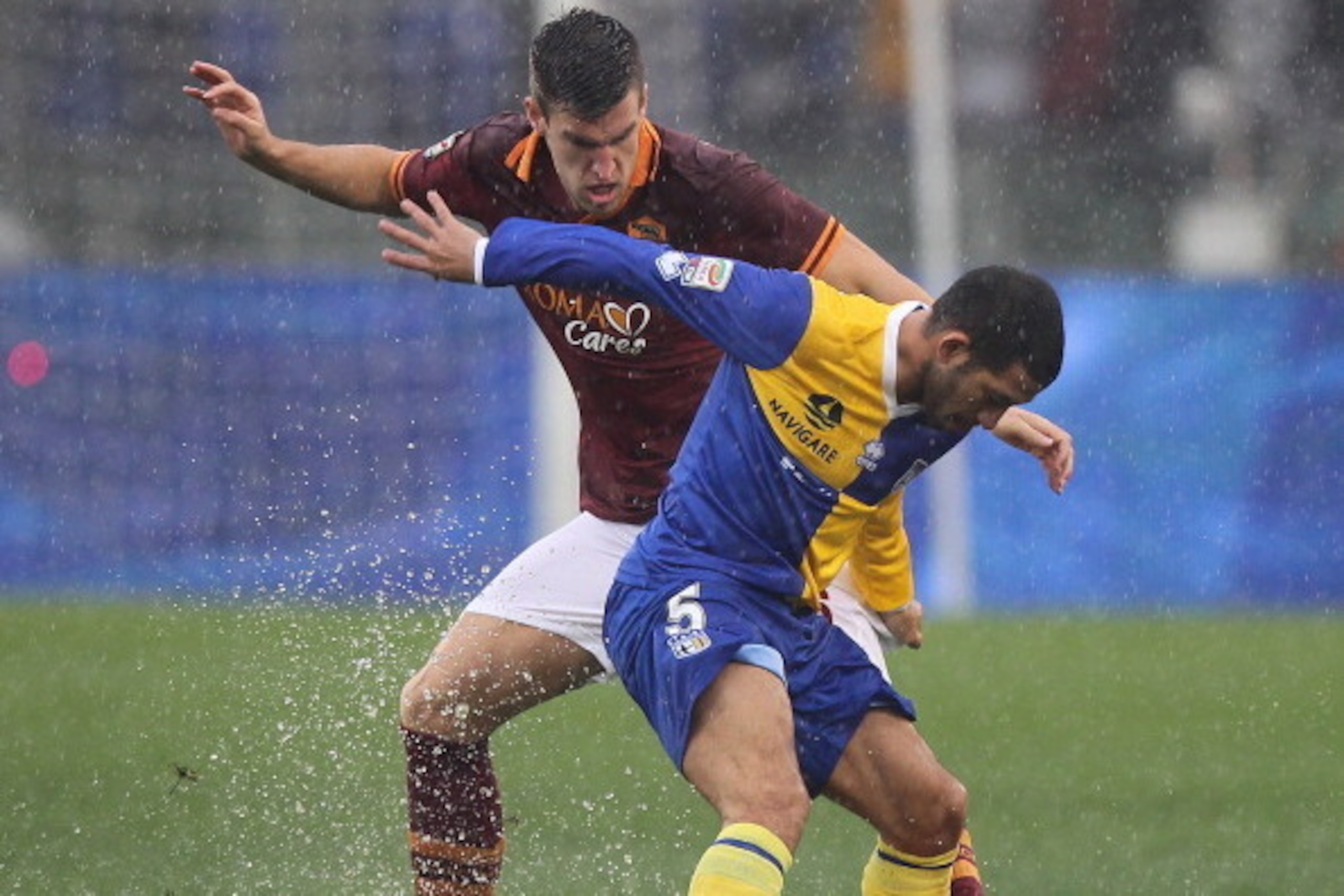 ROME, ITALY - FEBRUARY 02:  Kevin Strootman of AS Roma competes for the ball with Walter Gargano of Parma FC during the Serie A match between AS Roma and Parma FC at Stadio Olimpico on February 2, 2014 in Rome, Italy.  (Photo by Paolo Bruno/Getty Images)