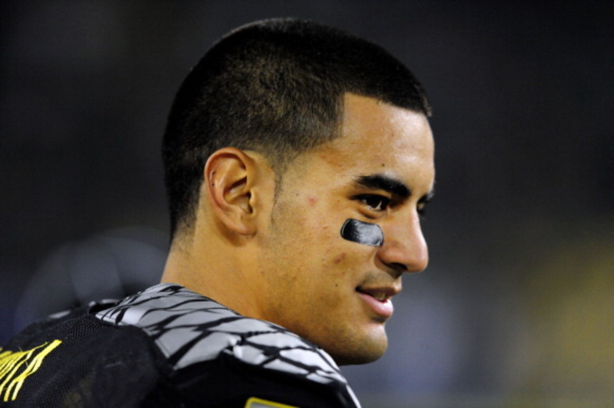 EUGENE, OR - OCTOBER 19: Quarterback Marcus Mariota #8 of the Oregon Ducks looks on from the sidelines during the fourth quarter of the game against the Washington State Cougars at Autzen Stadium on October 19, 2013 in Eugene, Oregon. Oregon won the game 