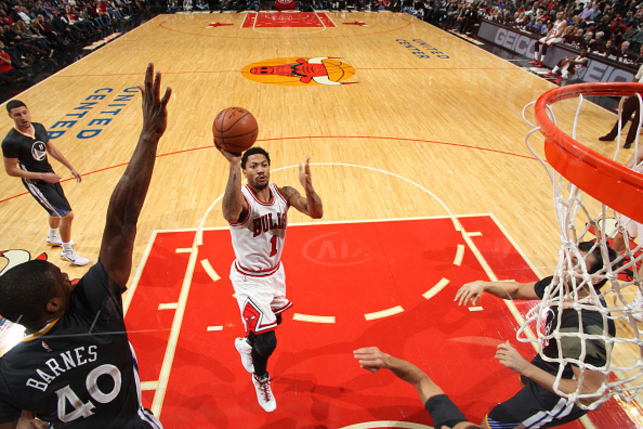CHICAGO, IL - DECEMBER 6:  Derrick Rose #1 of the Chicago Bulls shoots the ball against the Golden State Warriors during the game on December 6, 2014 at the United Center in Chicago, Illinois. NOTE TO USER: User expressly acknowledges and agrees that, by 