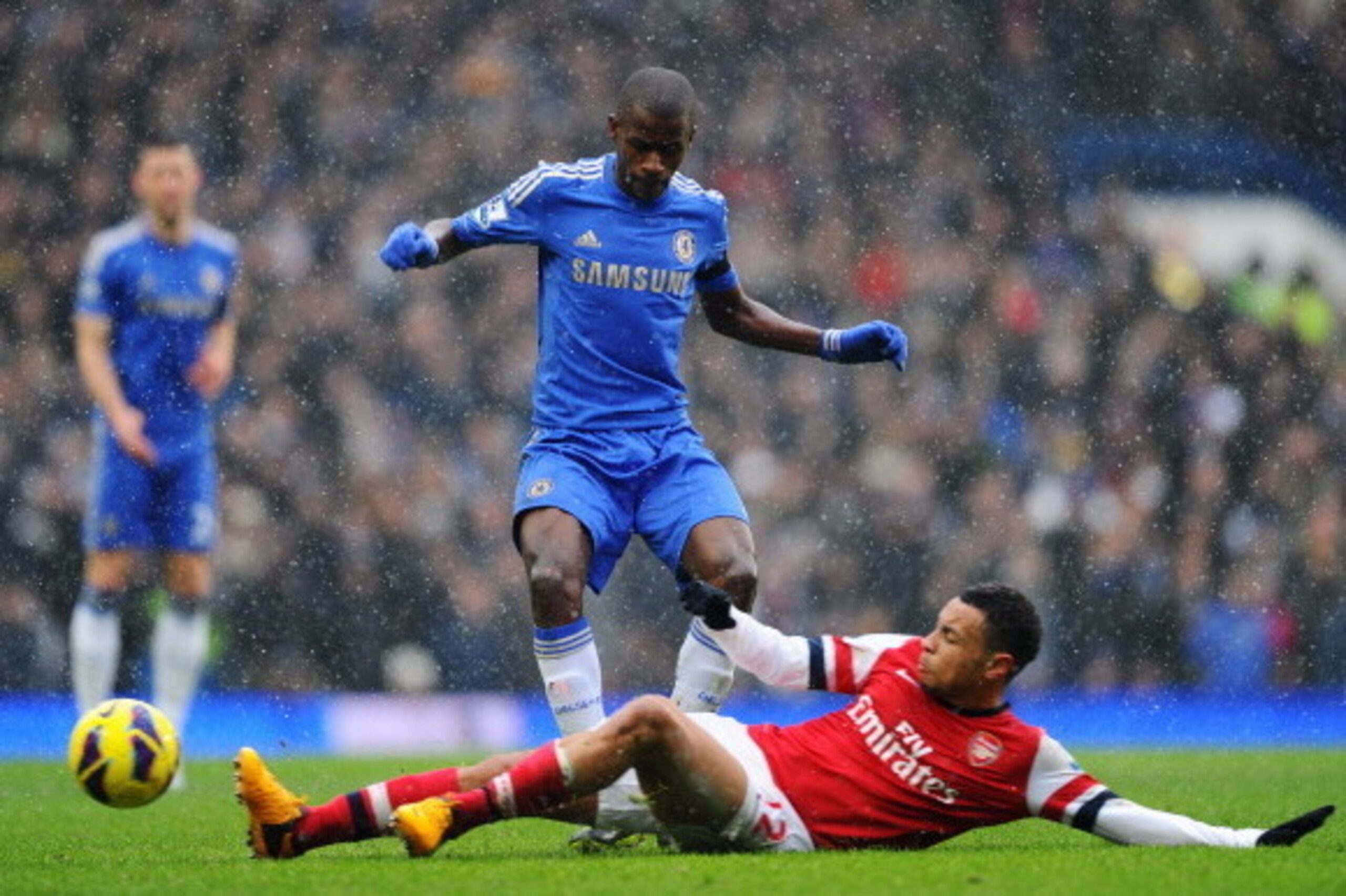 LONDON, ENGLAND - JANUARY 20:  Ramires of Chelsea is tackled by Francis Coquelin of Arsenal during the Barclays Premier League match between Chelsea and Arsenal at Stamford Bridge on January 20, 2013 in London, England.  (Photo by Laurence Griffiths/Getty