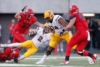 TUCSON, AZ - NOVEMBER 28:  Linebacker Scooby Wright III #33 of the Arizona Wildcats sacks quarterback Mike Bercovici #2 of the Arizona State Sun Devils in the fourth quarter of the Territorial Cup college football game at Arizona Stadium on November 28, 2