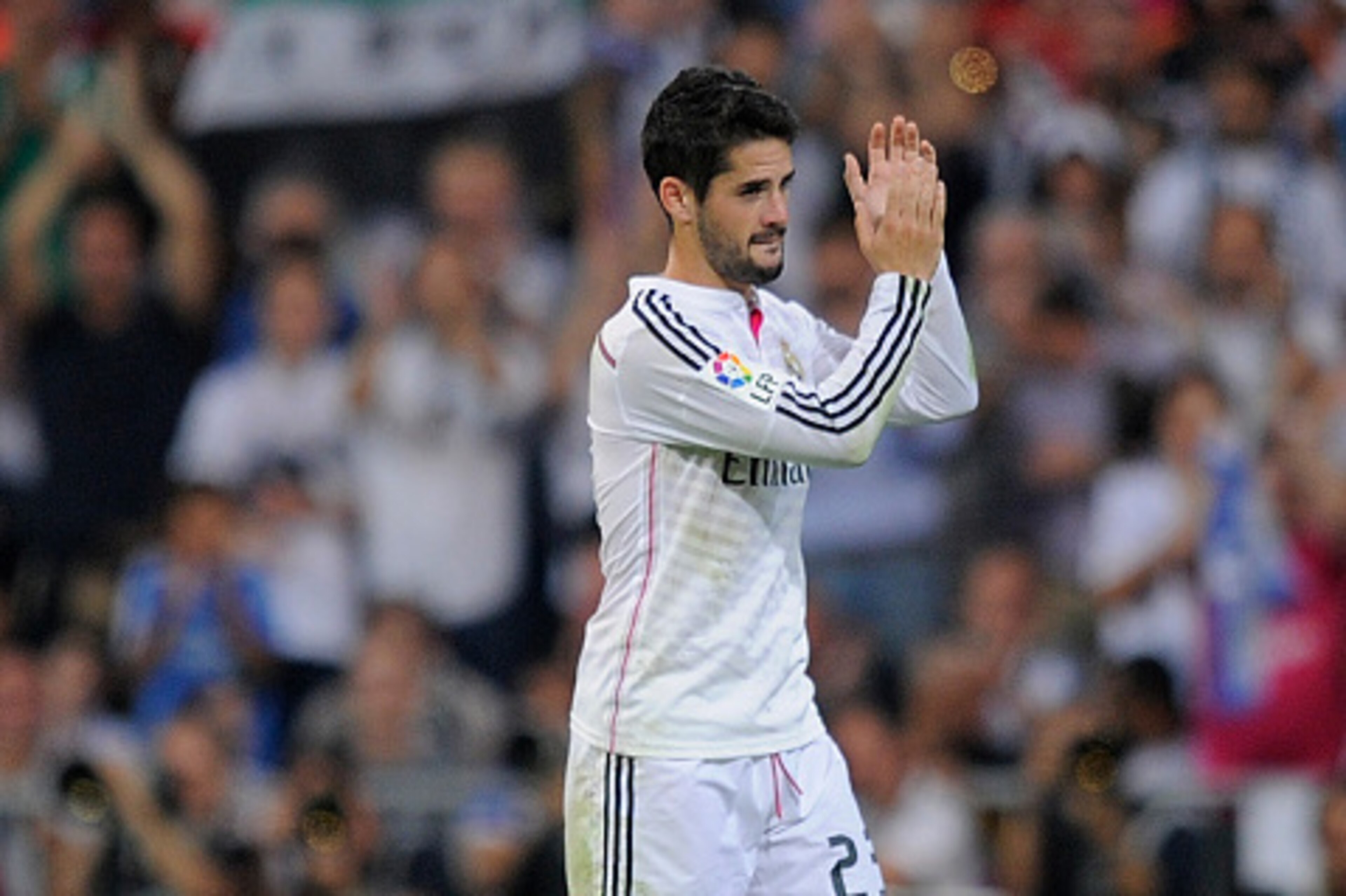 MADRID, SPAIN - OCTOBER 25:  Isco of Real Madrid CF applauds on being substituted during the La Liga match between Real Madrid CF and FC Barcelona at Estadio Santiago Bernabeu on October 25, 2014 in Madrid, Spain.  (Photo by Denis Doyle/Getty Images)