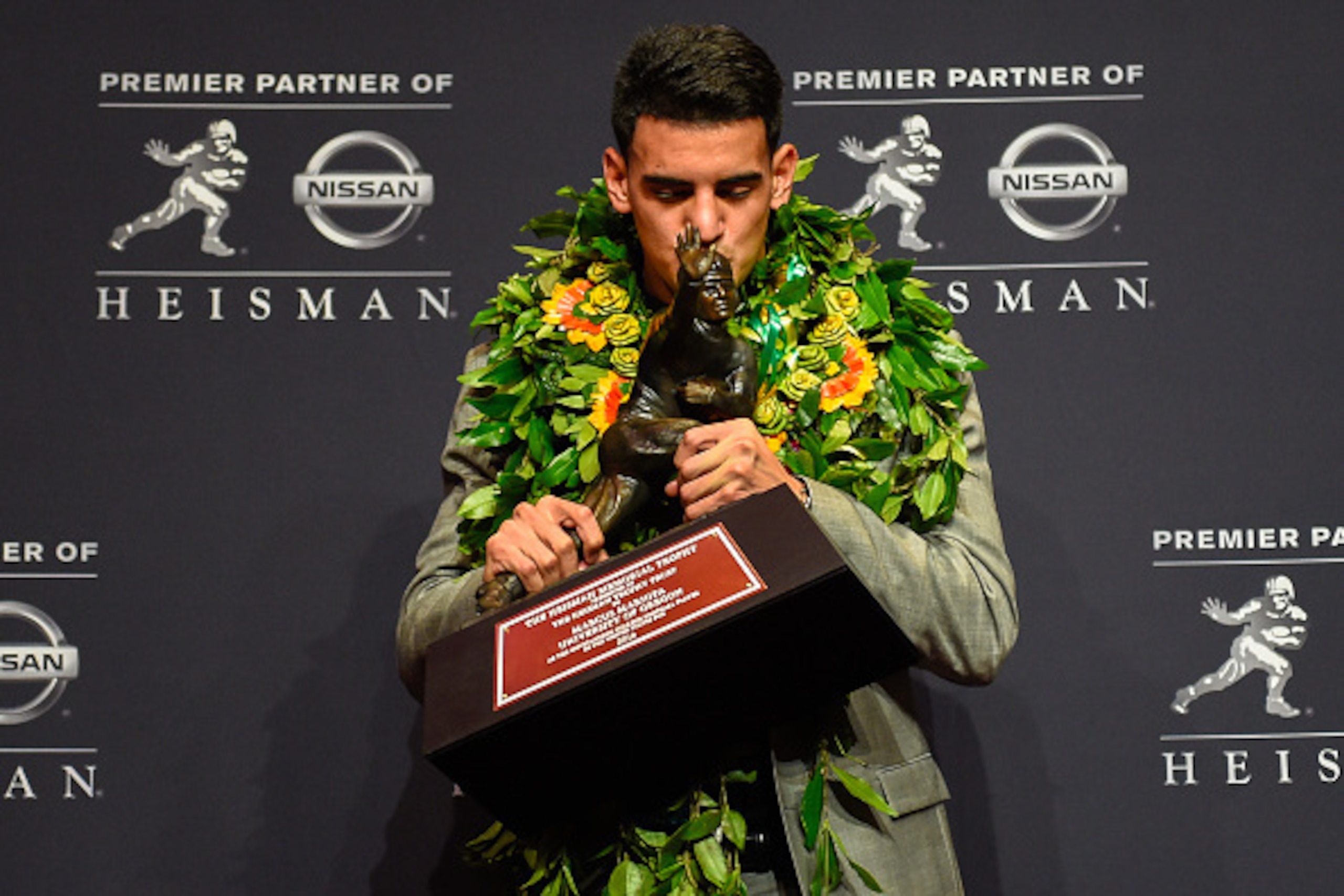 NEW YORK, NY - DECEMBER 13:  Oregon Ducks quarterback Marcus Mariota poses with the Heisman Trophy during a press conference after the 2014 Heisman Trophy presentation at the New York Marriott Marquis on December 13, 2014 in New York City.  (Photo by Alex
