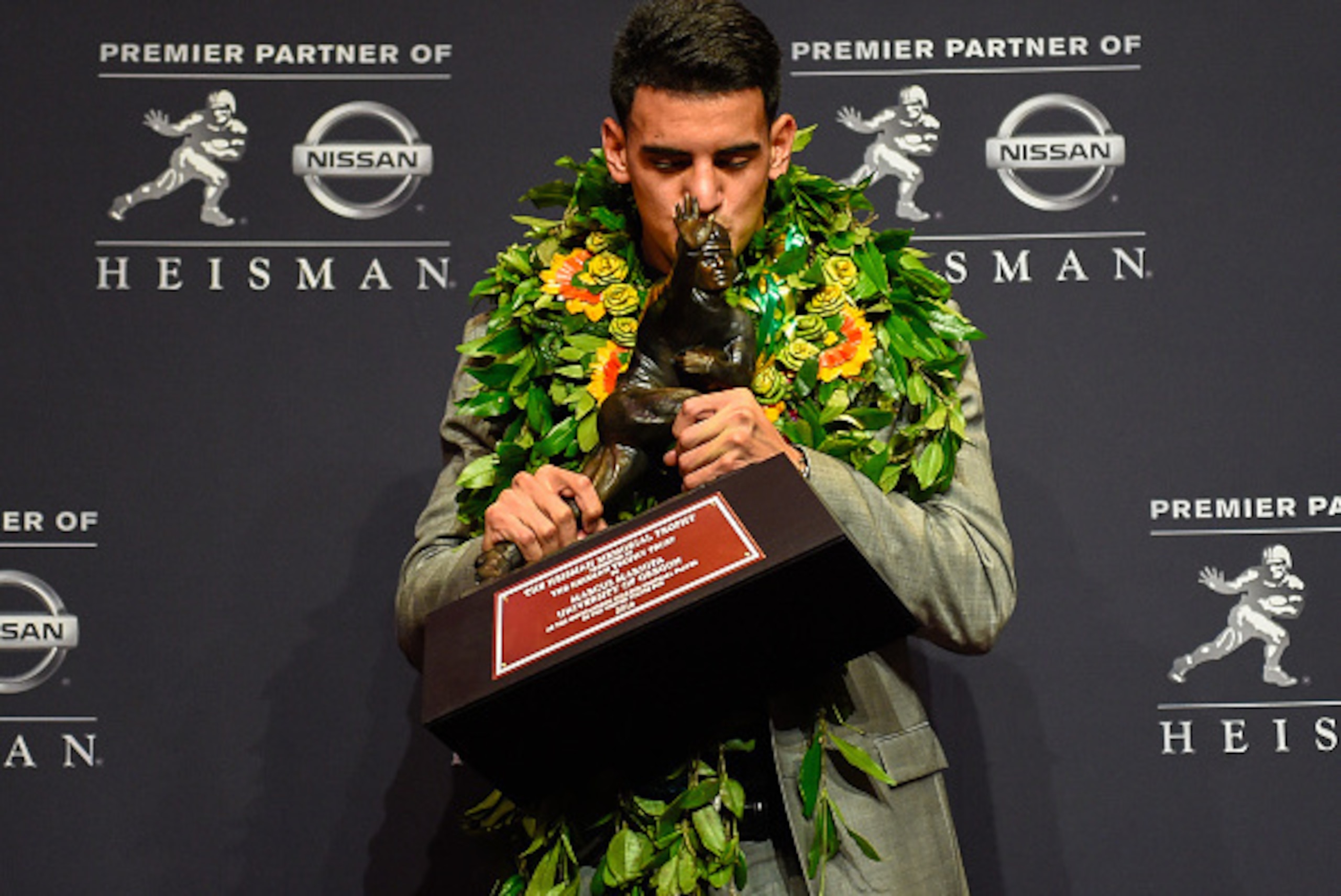 NEW YORK, NY - DECEMBER 13:  Oregon Ducks quarterback Marcus Mariota poses with the Heisman Trophy during a press conference after the 2014 Heisman Trophy presentation at the New York Marriott Marquis on December 13, 2014 in New York City.  (Photo by Alex