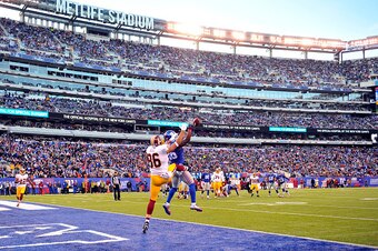 EAST RUTHERFORD, NJ - DECEMBER 14:  Antrel Rolle #26 of the New York Giants breaks of a touchdown attempt in the second quarter intended for Jordan Reed #86 of the Washington Redskins during their game at MetLife Stadium on December 14, 2014 in East Ruthe