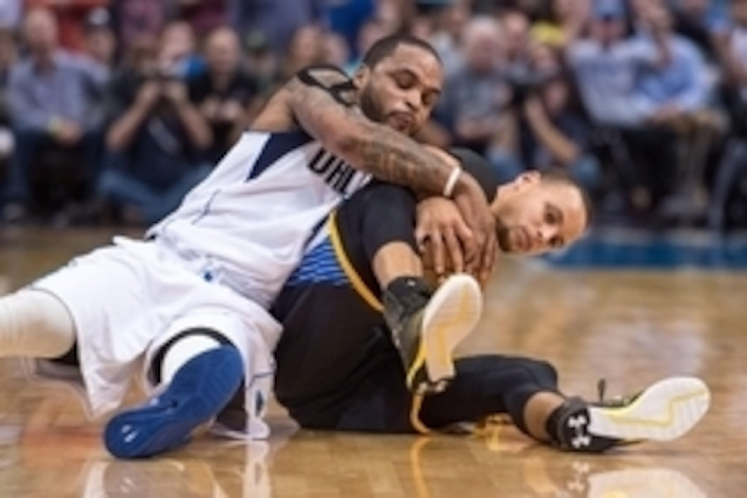 Dec 13, 2014; Dallas, TX, USA; Dallas Mavericks guard Jameer Nelson (14) and Golden State Warriors guard Stephen Curry (30) fight for the loose ball during the second half at the American Airlines Center. The Warriors defeated the Mavericks 105-98. Mandat