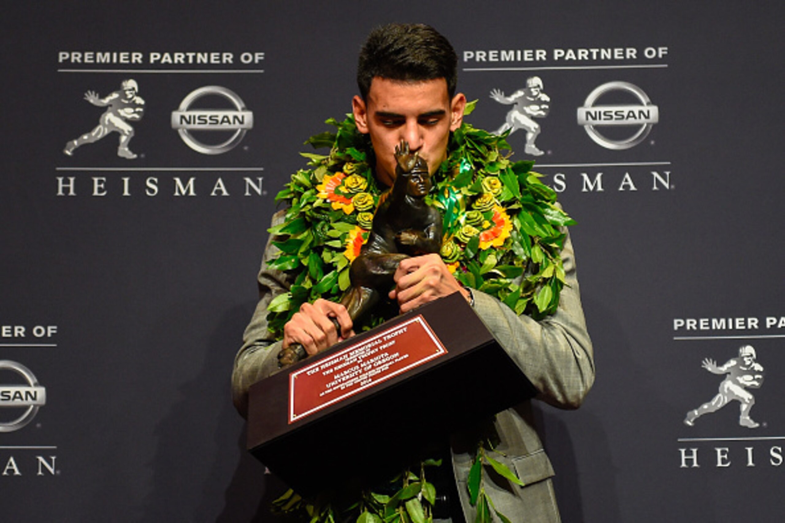 NEW YORK, NY - DECEMBER 13:  Oregon Ducks quarterback Marcus Mariota poses with the Heisman Trophy during a press conference after the 2014 Heisman Trophy presentation at the New York Marriott Marquis on December 13, 2014 in New York City.  (Photo by Alex