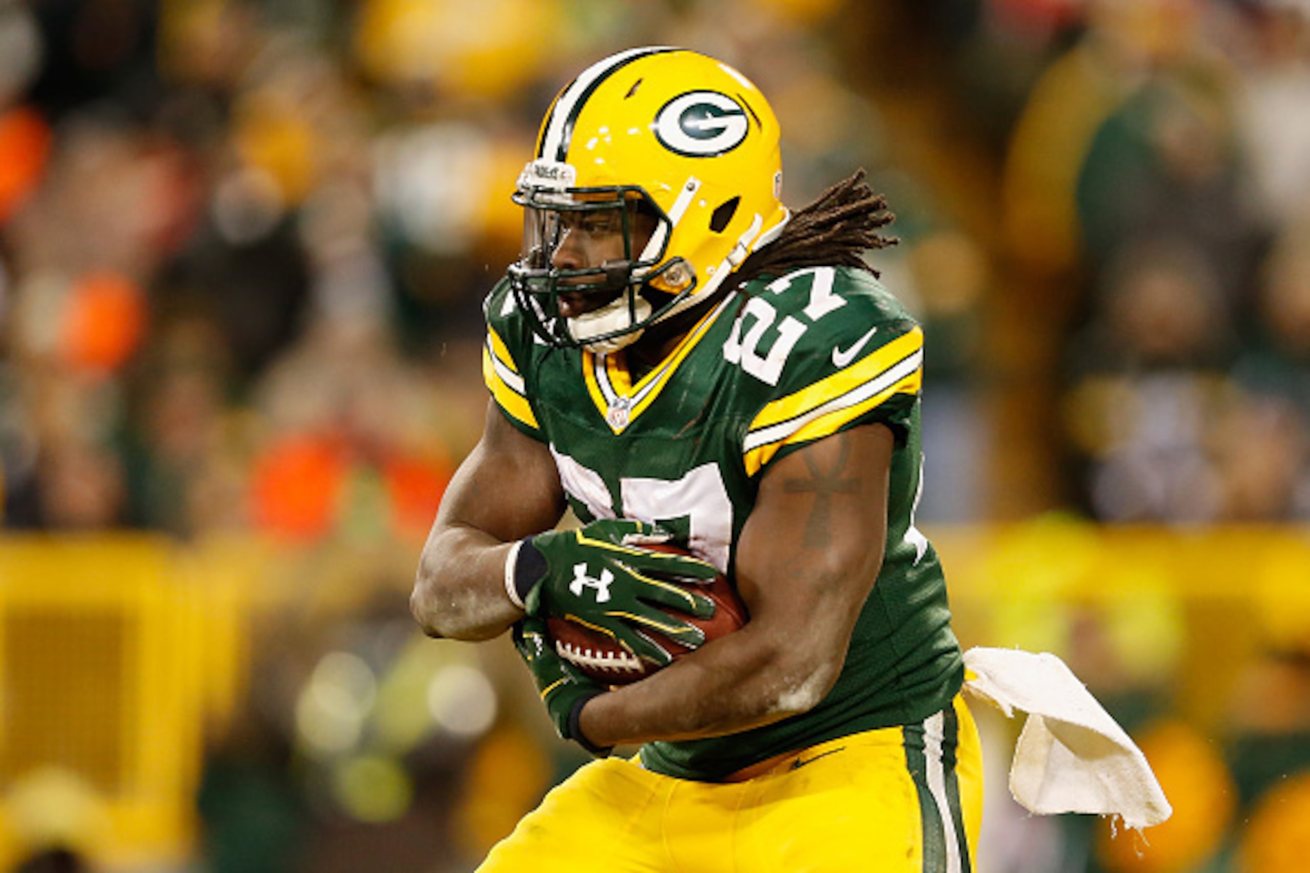 GREEN BAY, WI - NOVEMBER 30:  Running back Eddie Lacy #27 of the Green Bay Packers rushes the football against the New England Patriots during the NFL game at Lambeau Field on November 30, 2014 in Green Bay, Wisconsin. The Packers defeated the Patriots 26