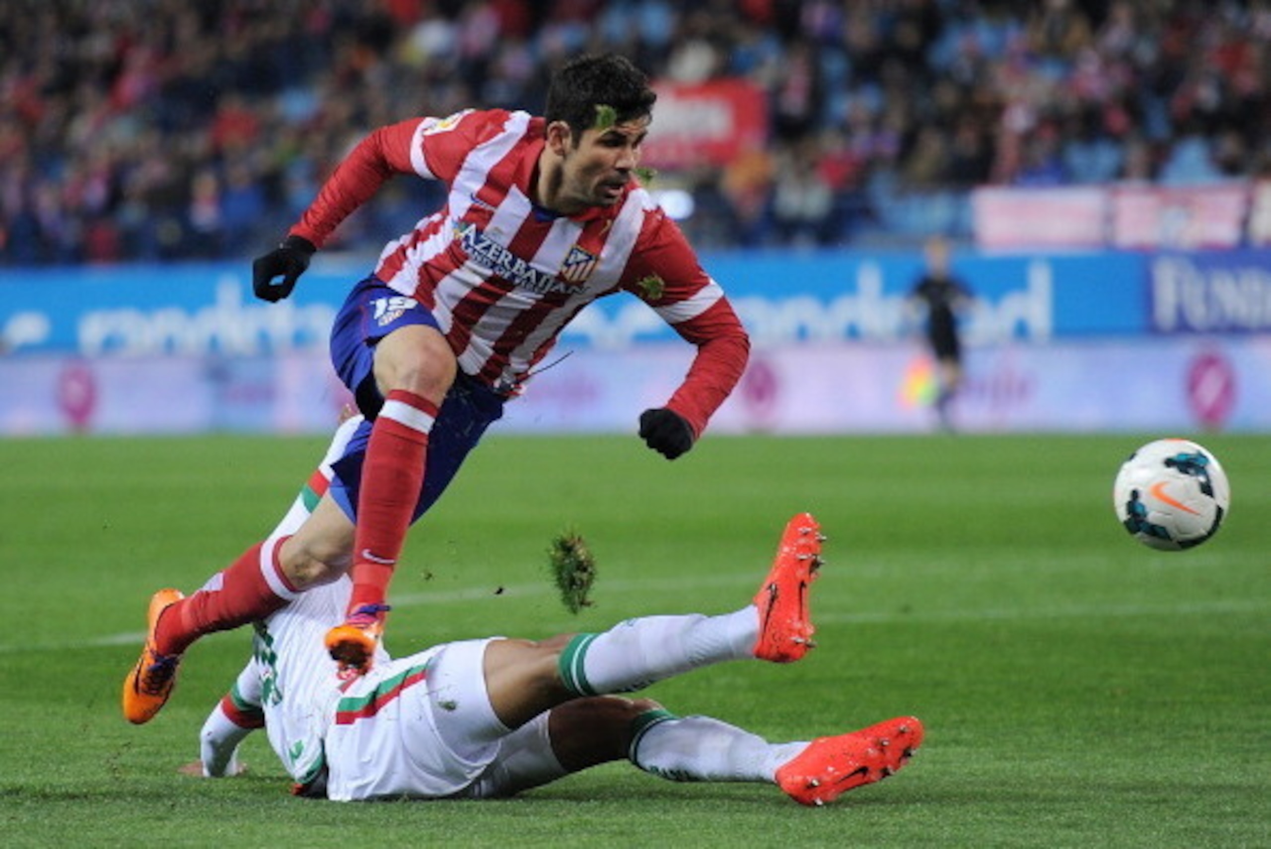 MADRID, SPAIN - MARCH 26:  Diego Costa (L) of Club Atletico de Madrid is tackled by  Jeison Murillo of Granada CF during the La Liga match between Club Atletico de Madrid and Granada CF at Vicente Calderon Stadium on March 26, 2014 in Madrid, Spain.  (Pho